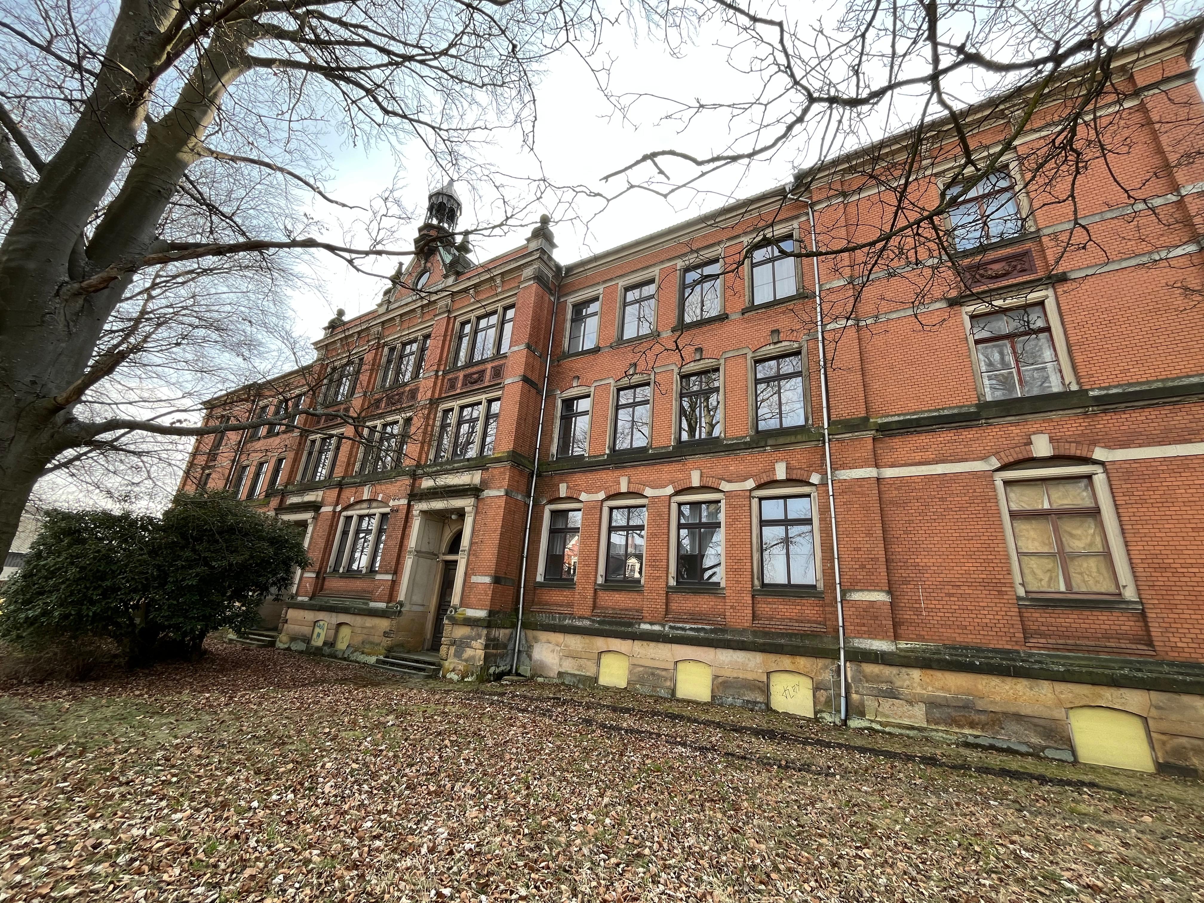 1. Außenansicht Schulgebäude.jpg