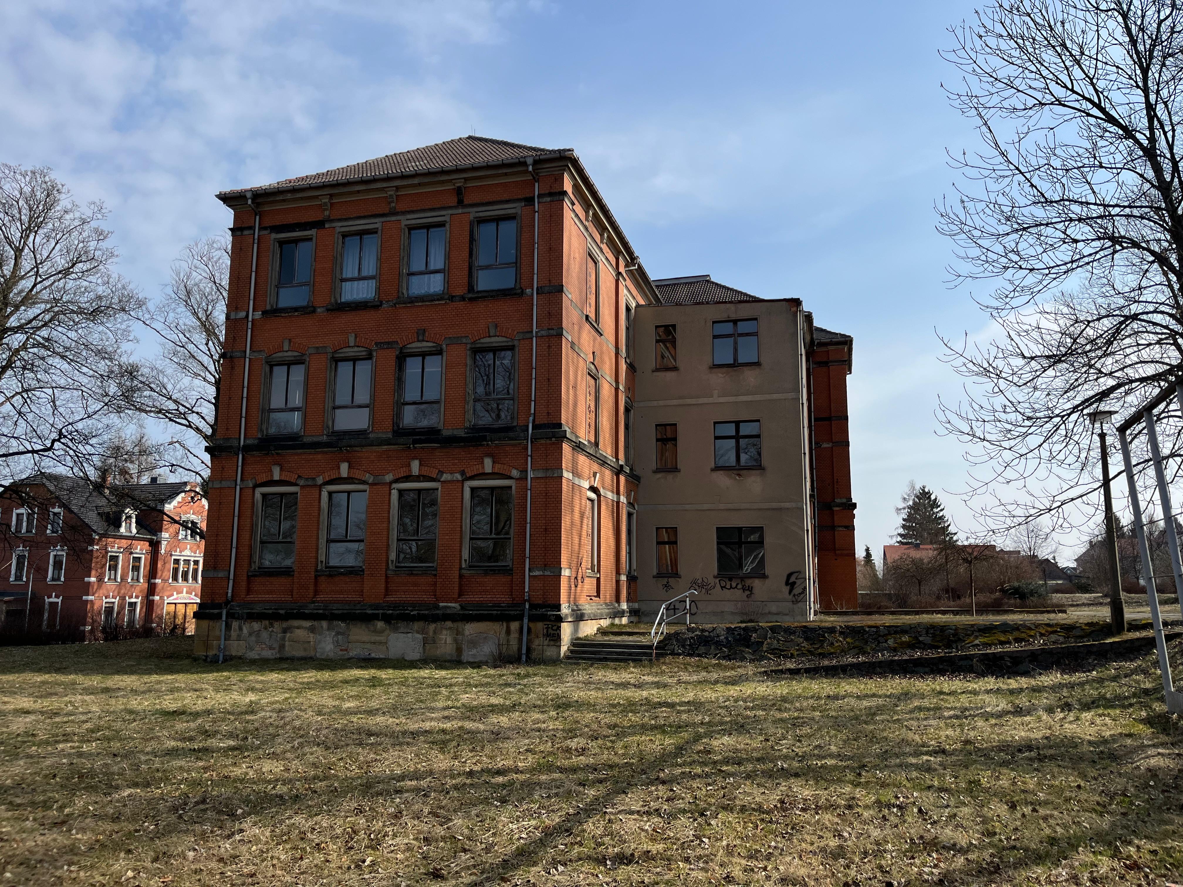 2. Außenansicht Schulgebäude.jpg