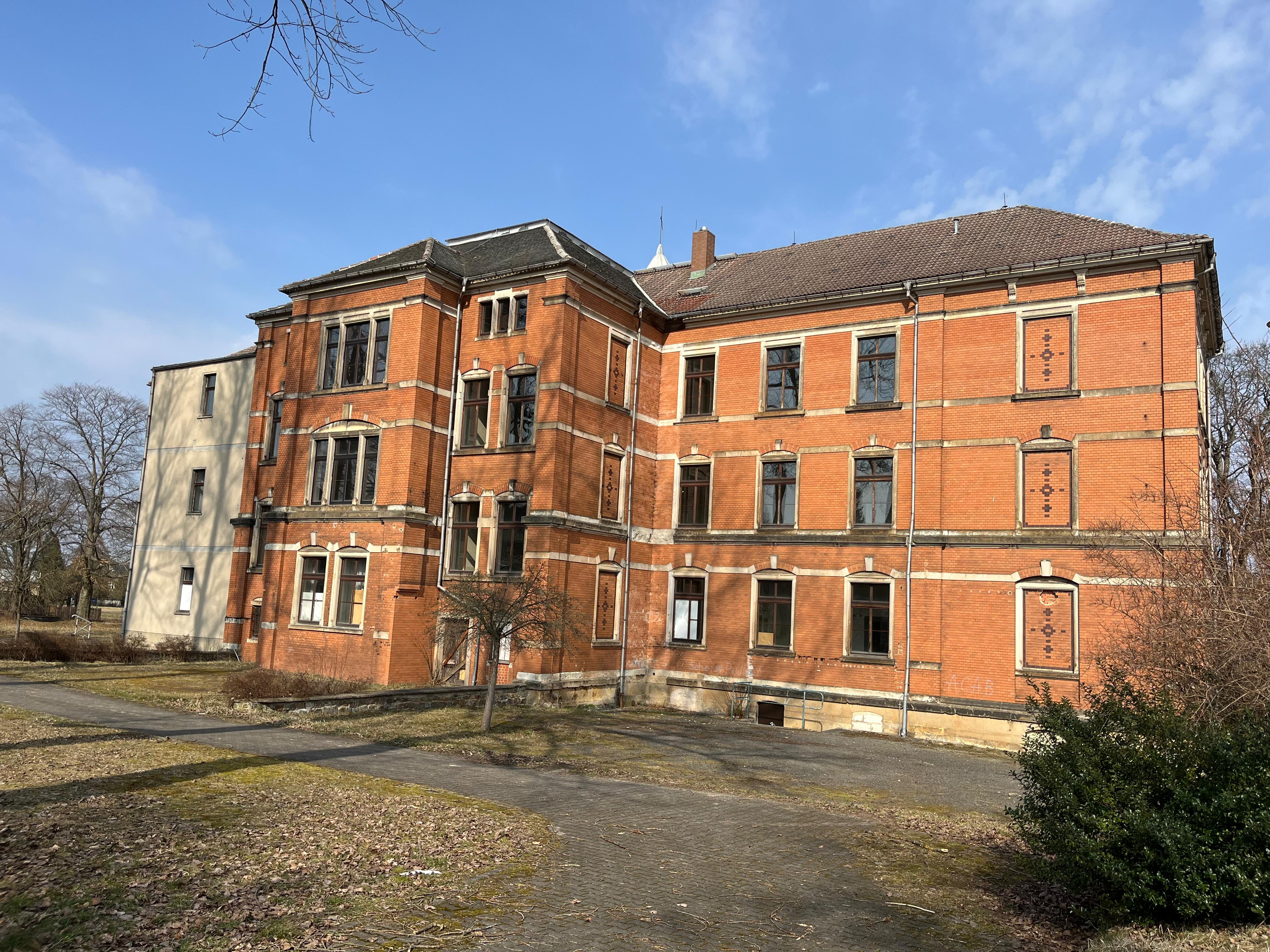 3. Außenansicht Schulgebäude.jpg