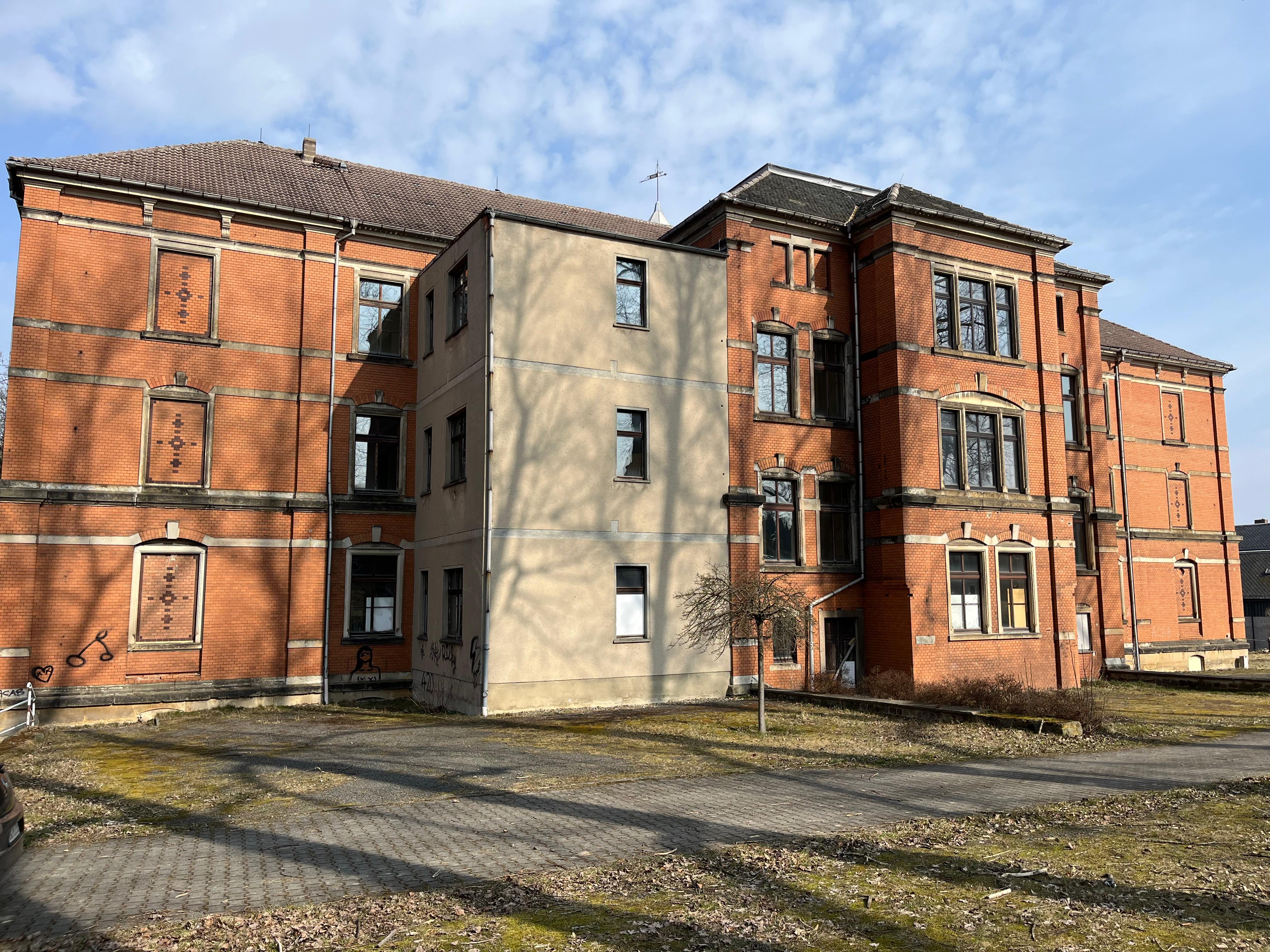 4. Außenansicht Schulgebäude.jpg