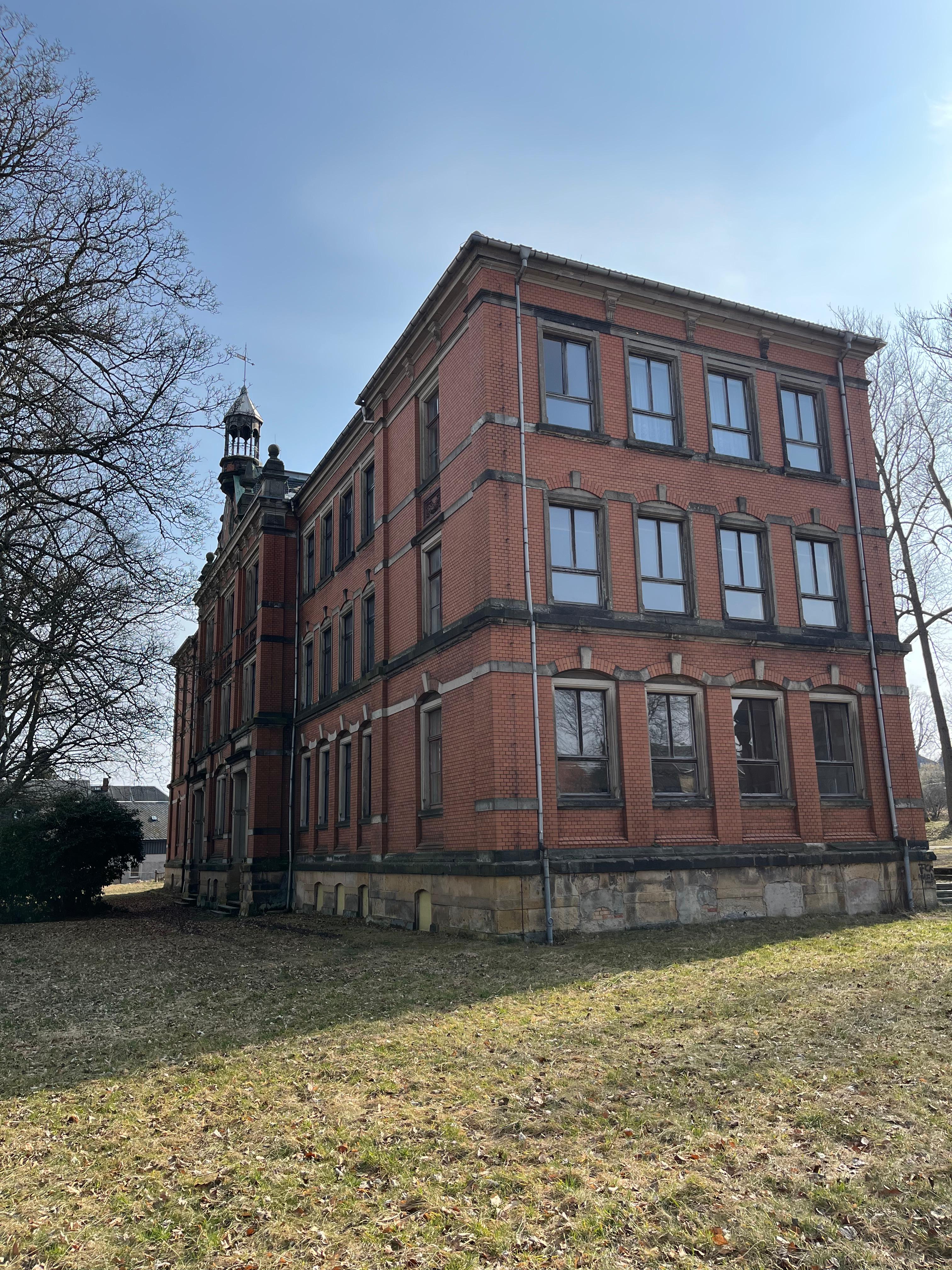 5. Außenansicht Schulgebäude.jpg