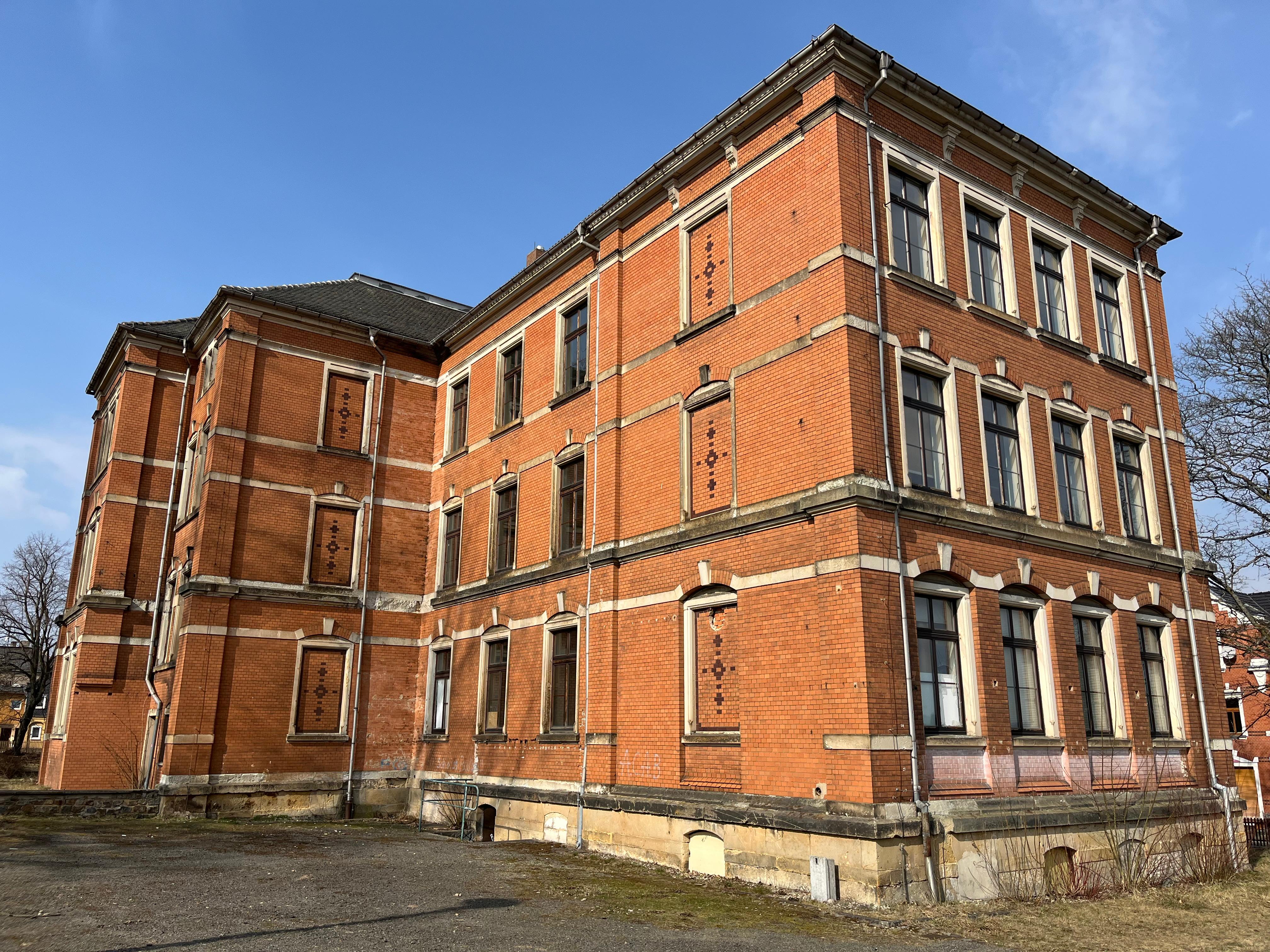 6. Außenansicht Schulgebäude.jpg