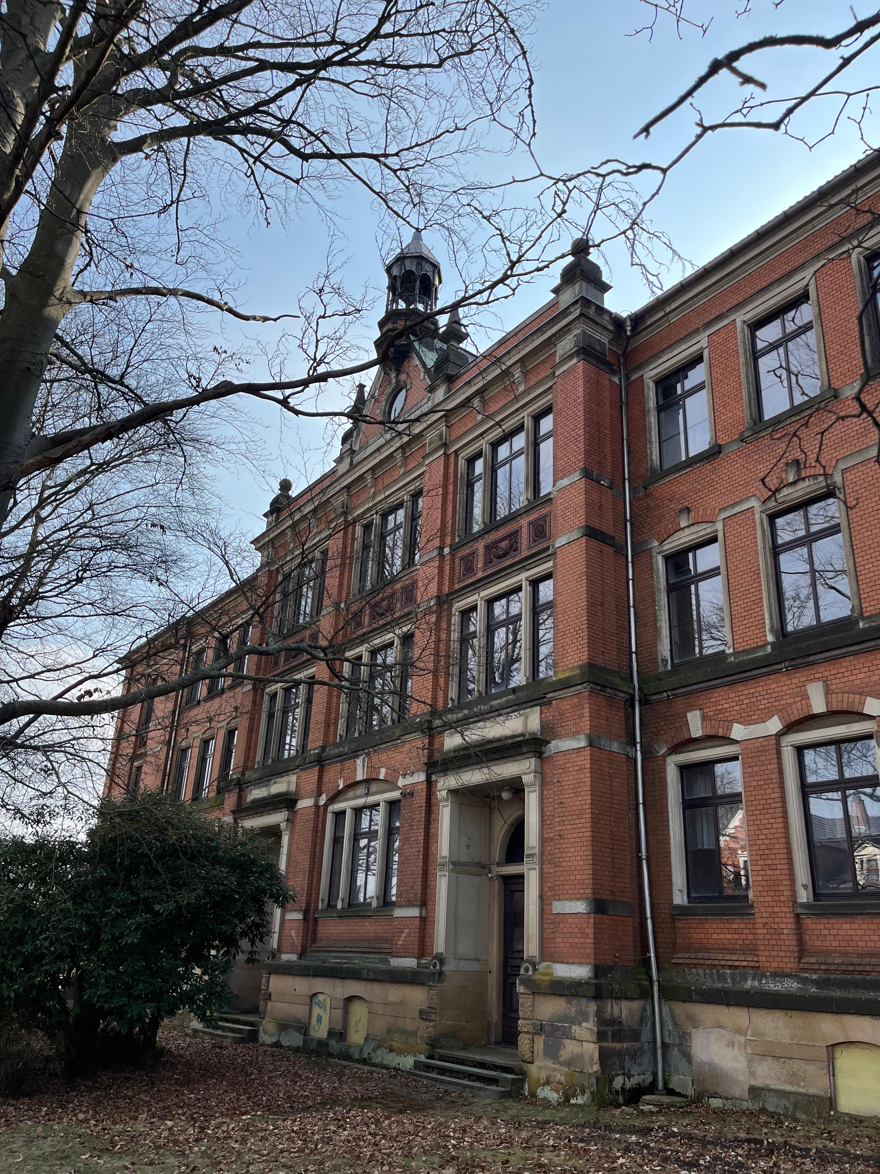 7. Außenansicht Schulgebäude.jpg