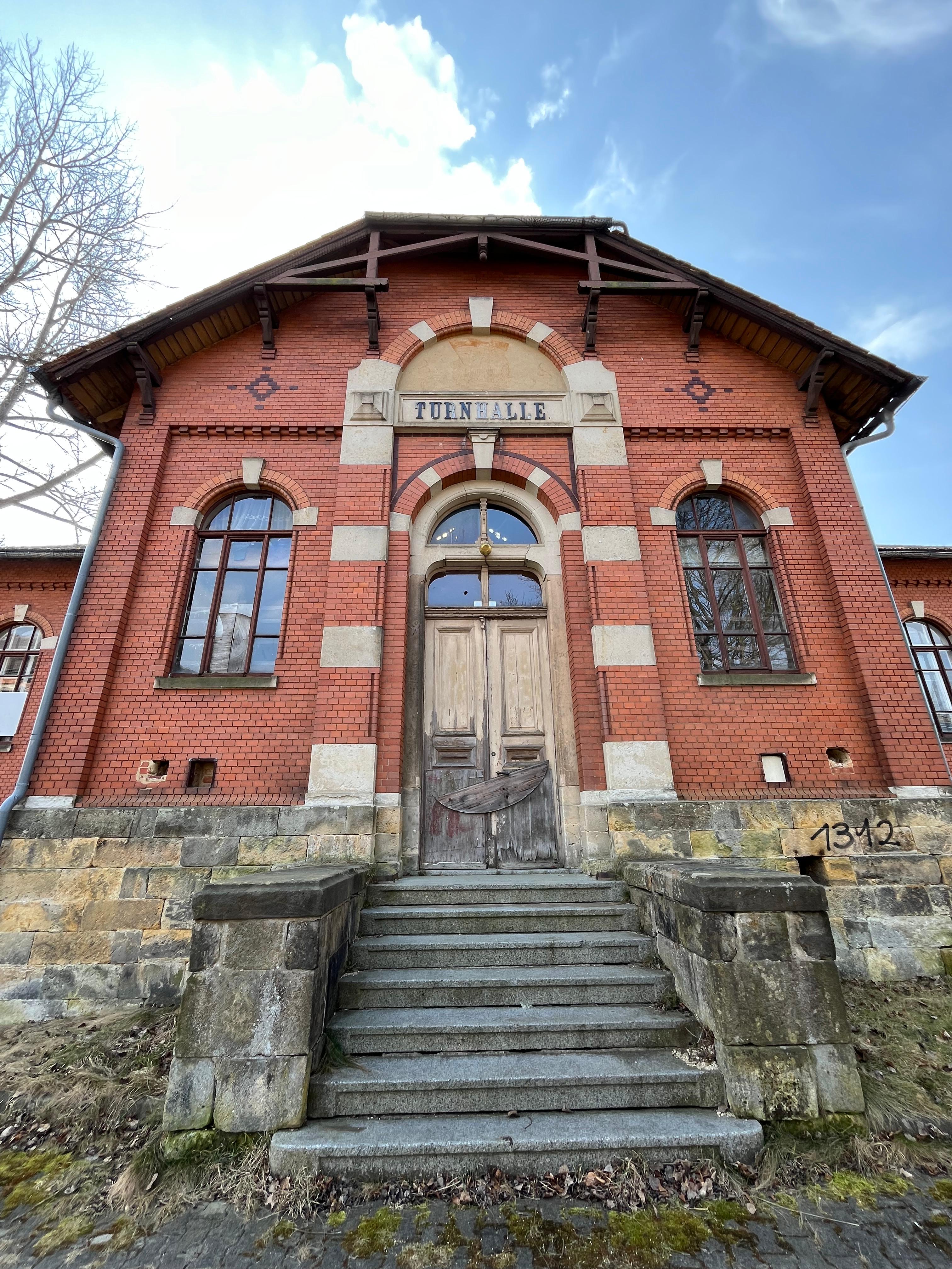 8. Außenansicht Turnhalle.jpg