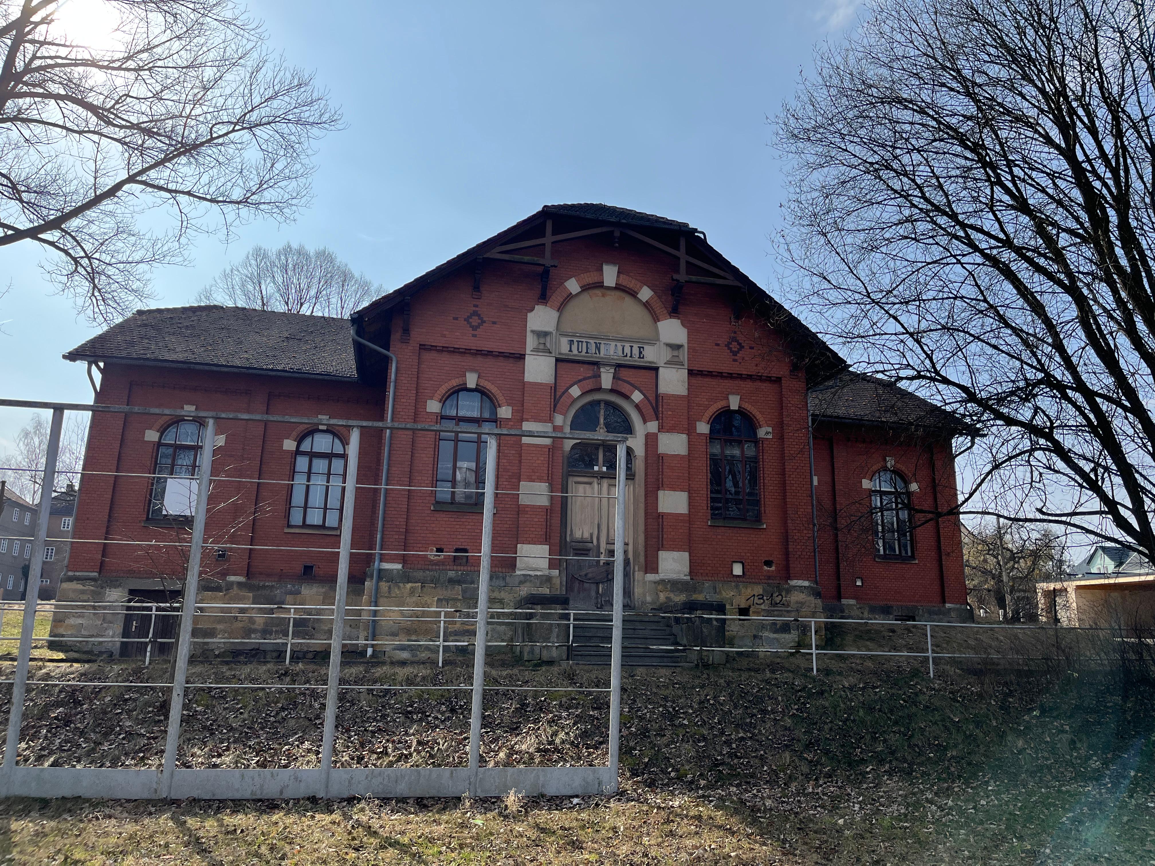 11. Außenansicht Turnhalle.jpg