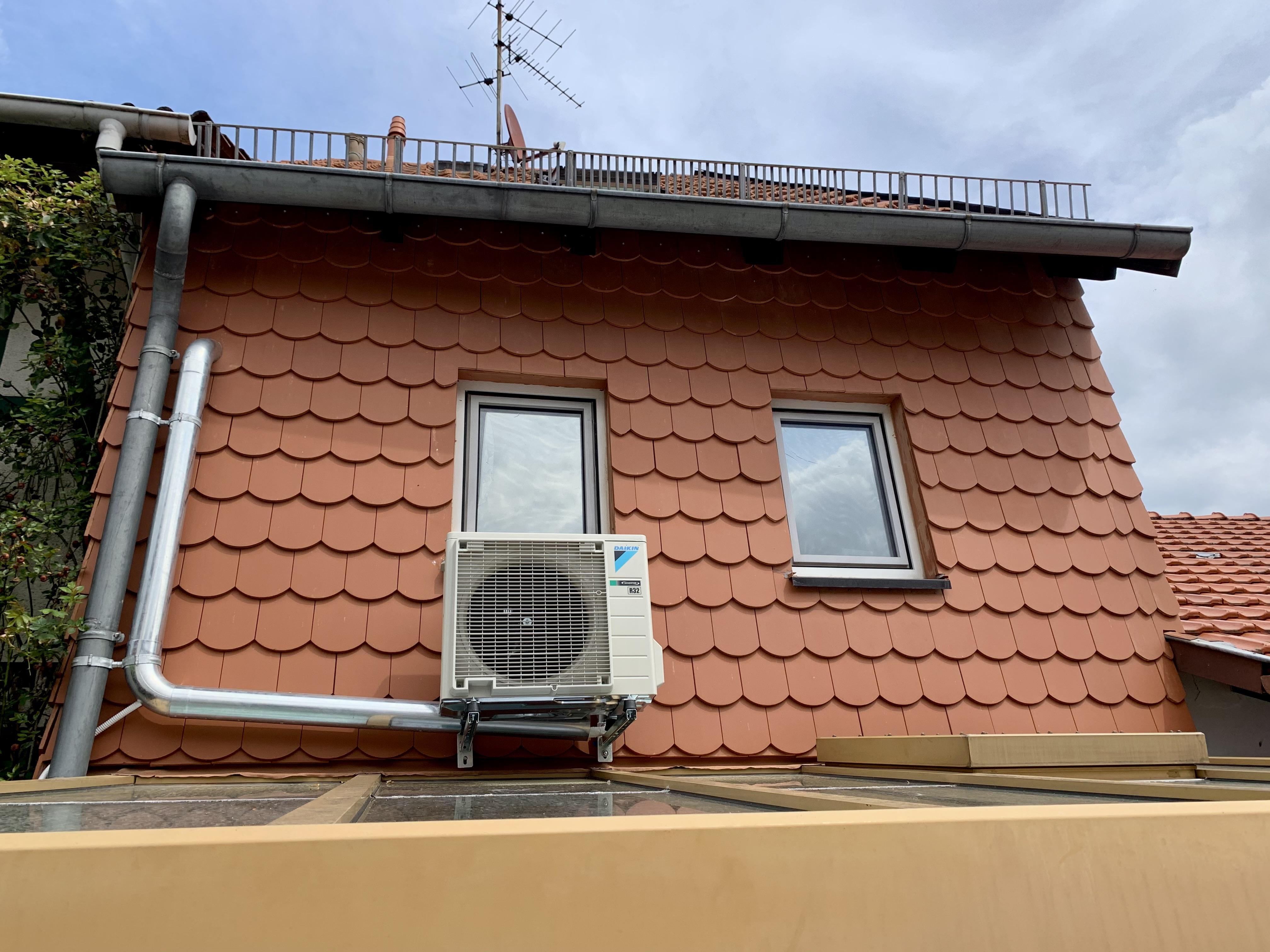 Rückseite mit Wärmepumpe/Klimaanlage