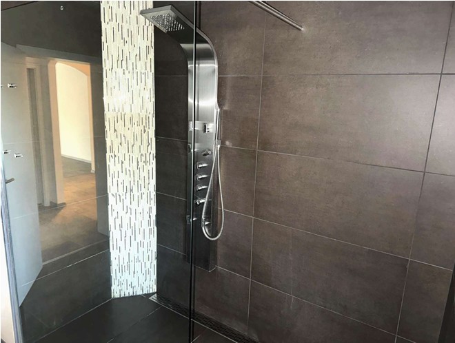 Begehbare Dusche.jpg