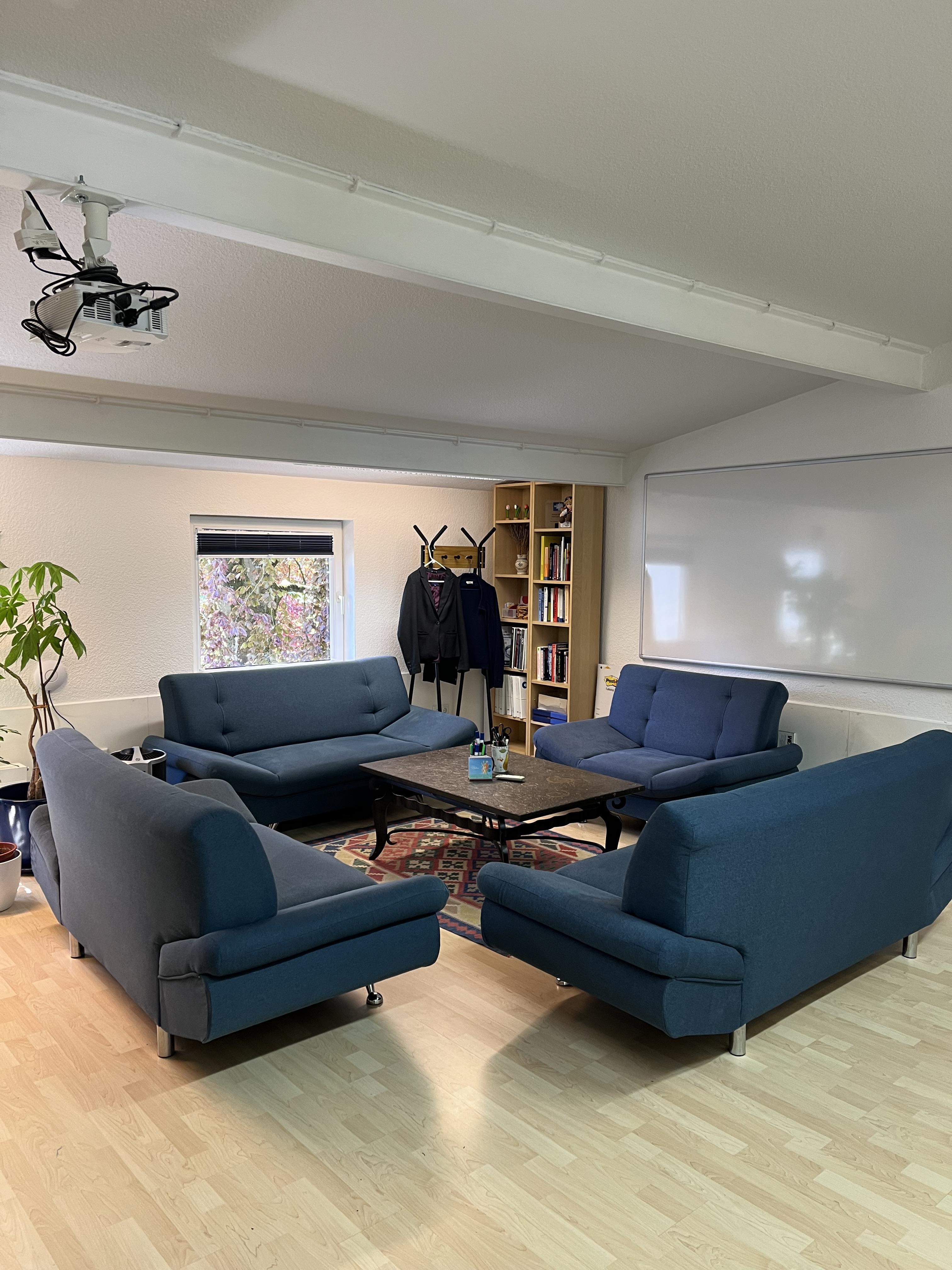 1. Etage - Büro möblierte Ansicht a) Meetingpoint 