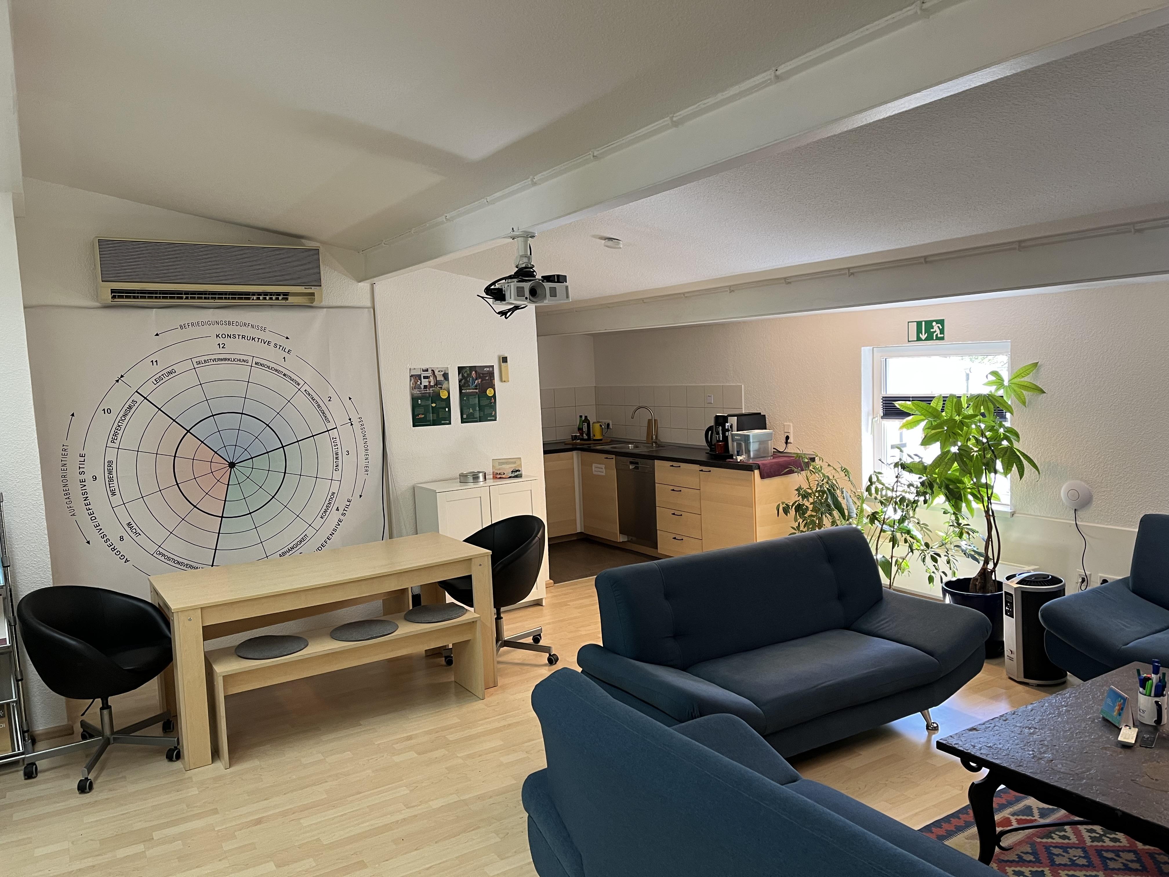 1. Etage - Büro möblierte Ansicht b) Küche 