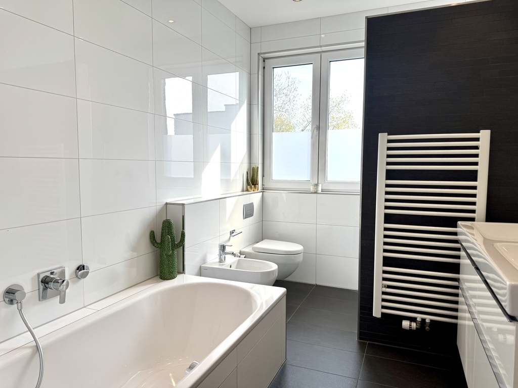 Tageslichtbad mit Badewanne und DuscheJPG.JPG