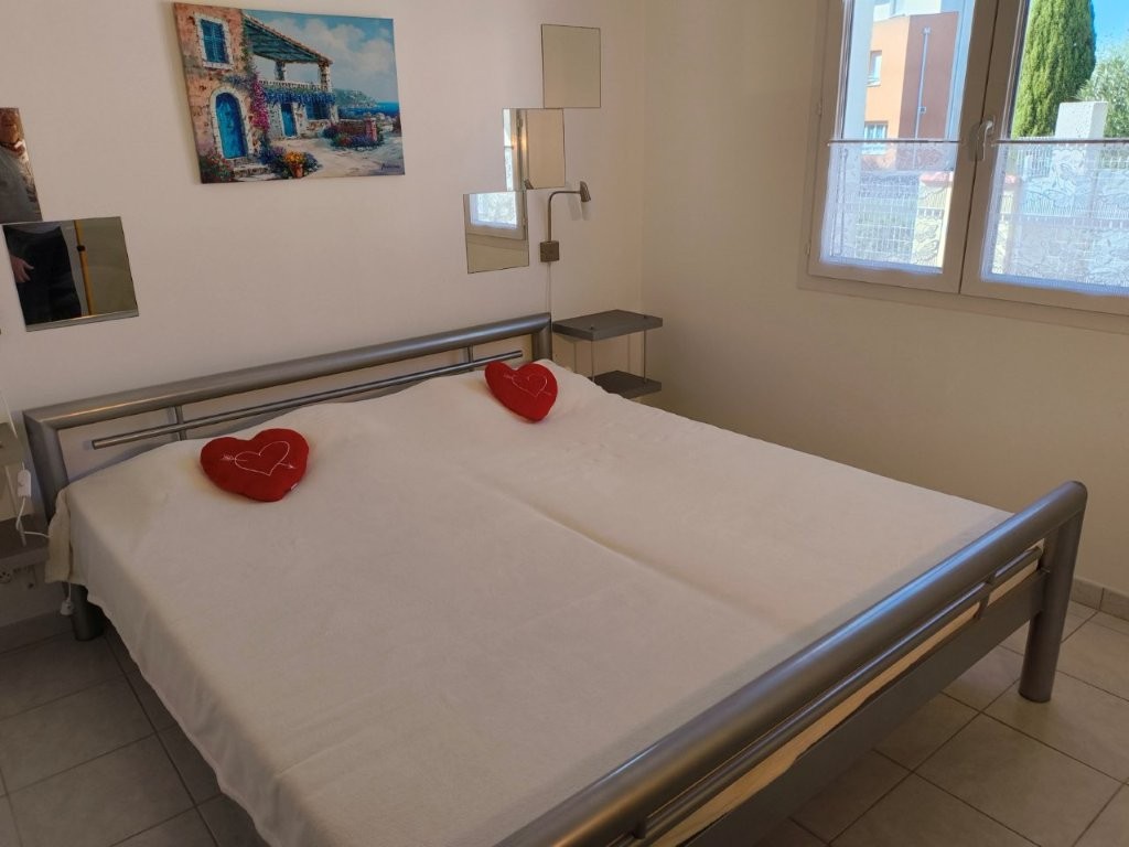 Schlafzimmer in vorderem Appartement