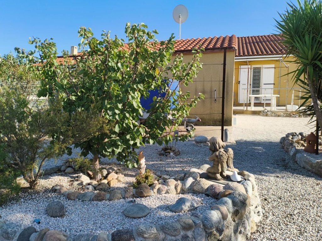 Blick vom Garten in Richtung hinterer Garage und Haus
