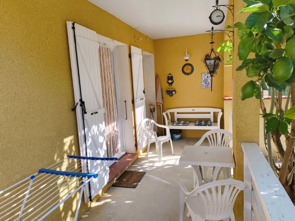 Blick auf die vordere, überdachte Terrasse