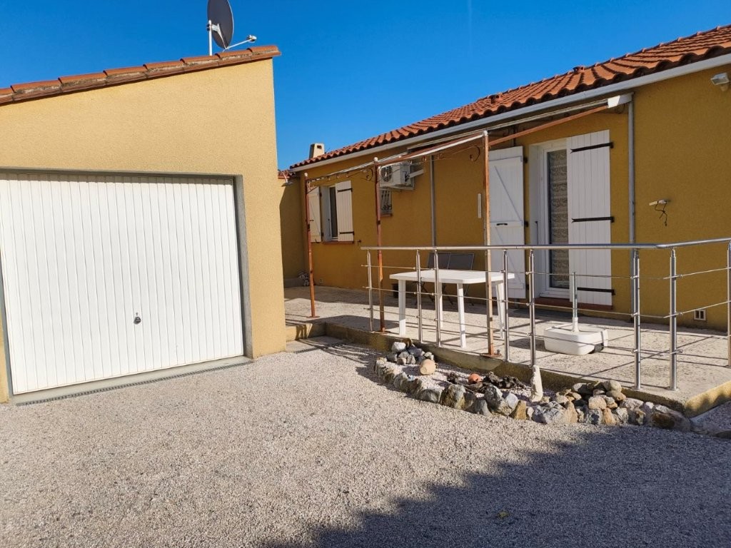Die hintere Garage und Terrasse, welche sich ideal f. Sommerküche oder f. Whirlpool eignet.