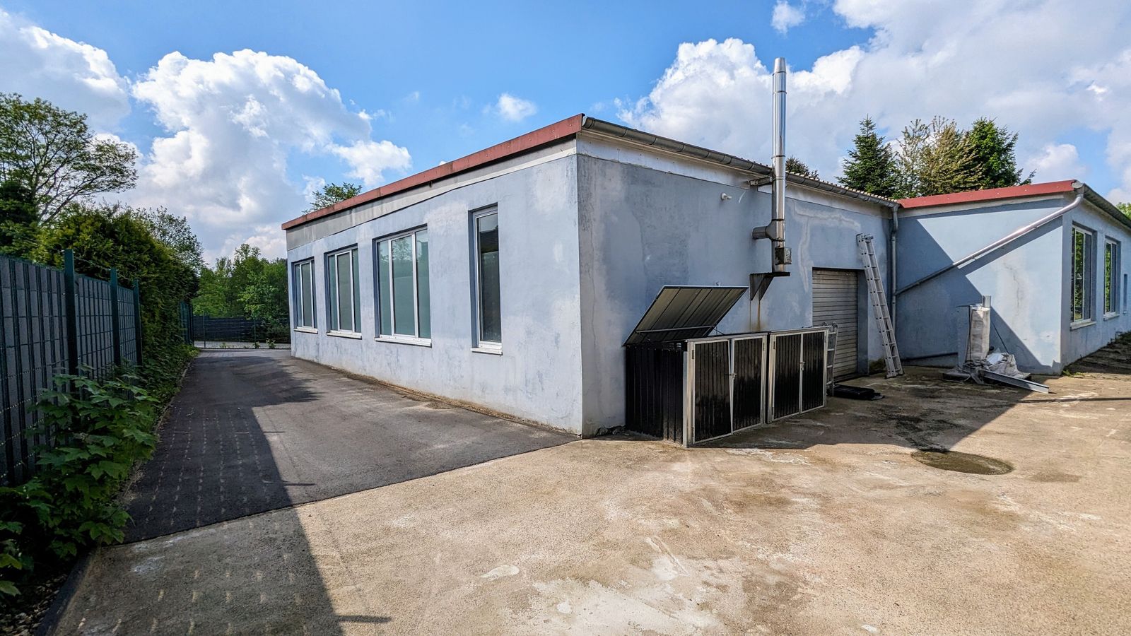 Hinterhof mit Waschplatz und hintere Toreinfahrt.jpg