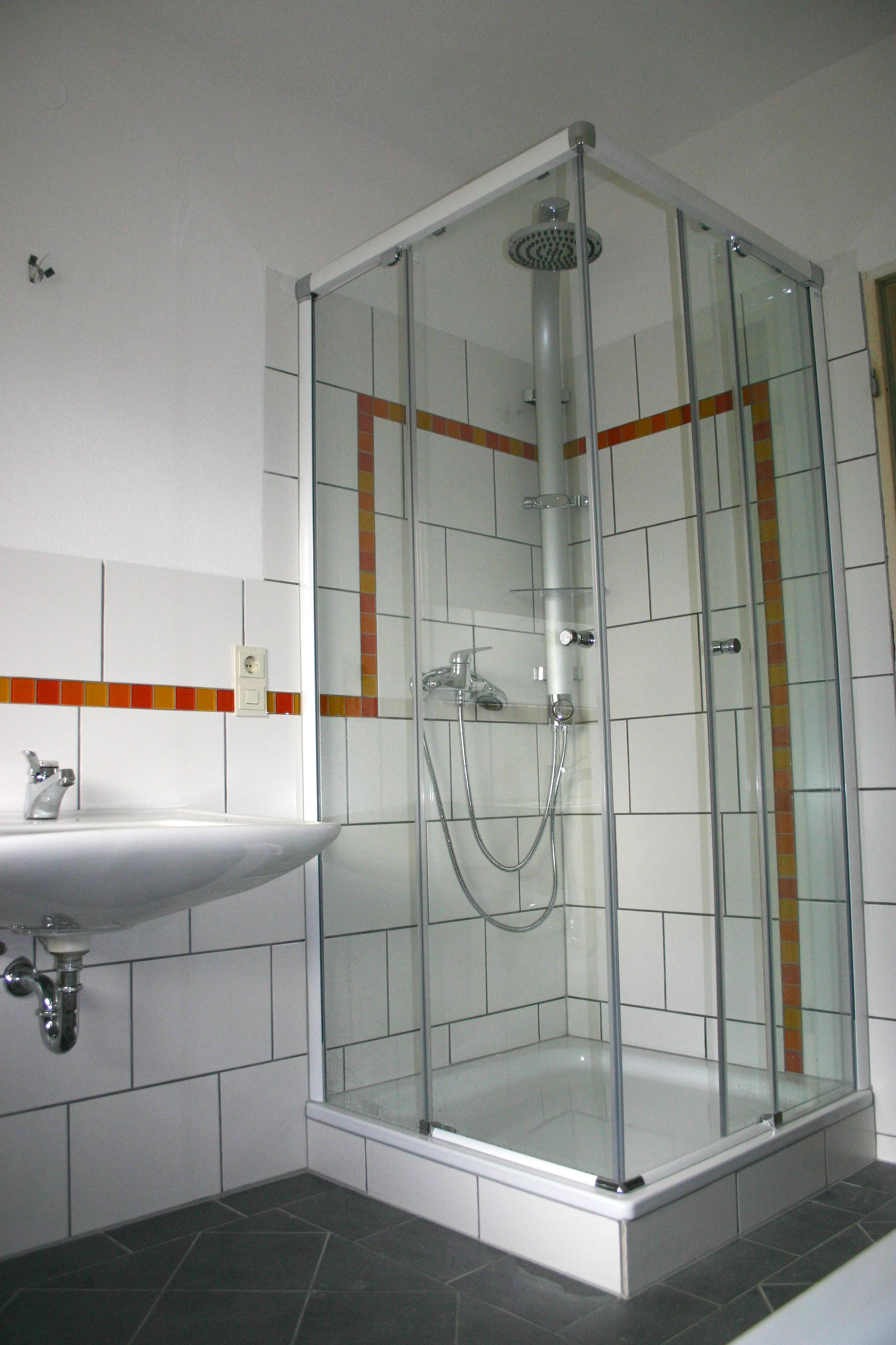 Echtglas Duschkabine mit Regenschauerdusche.jpg
