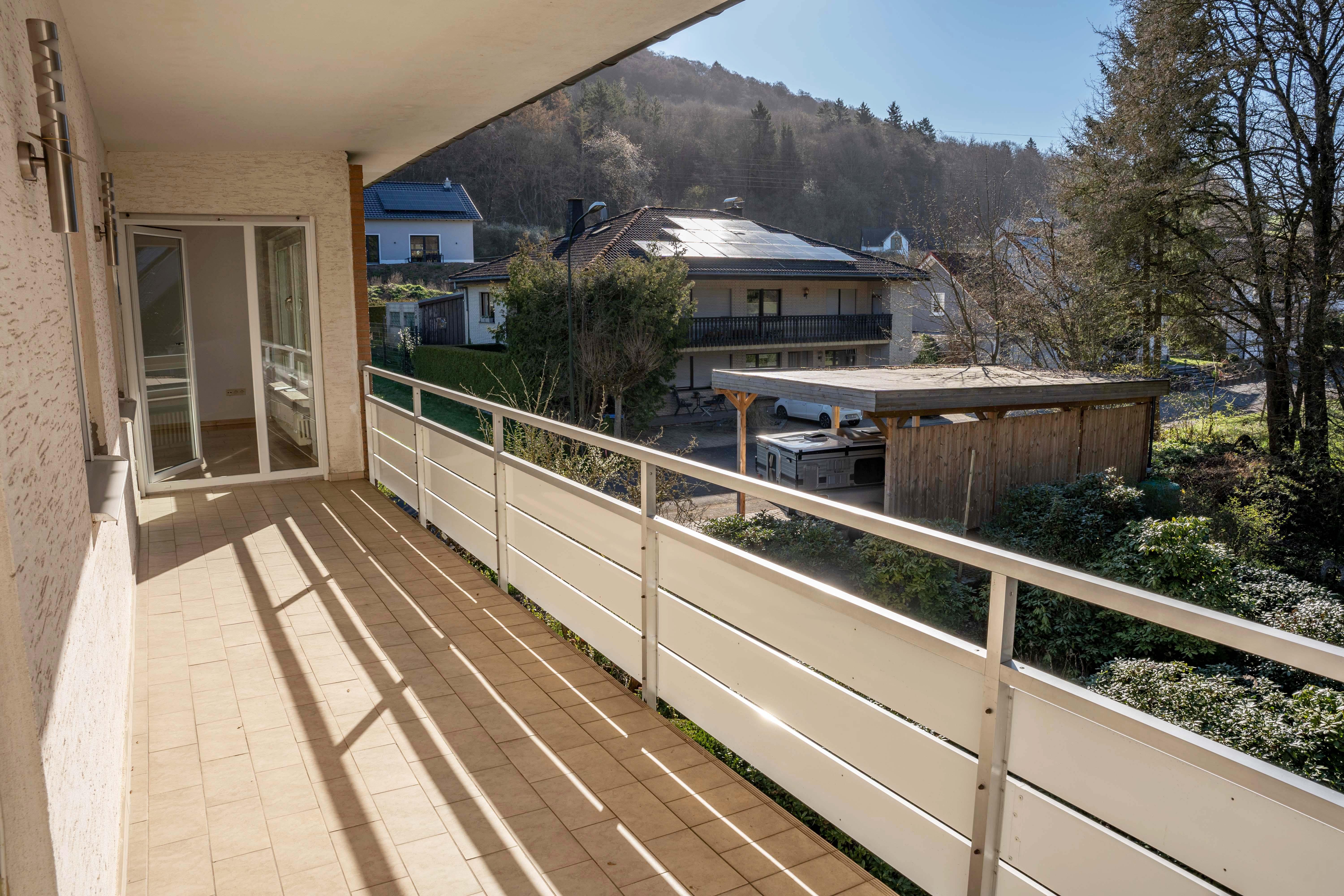 Südbalkon Wohnzimertür.jpg