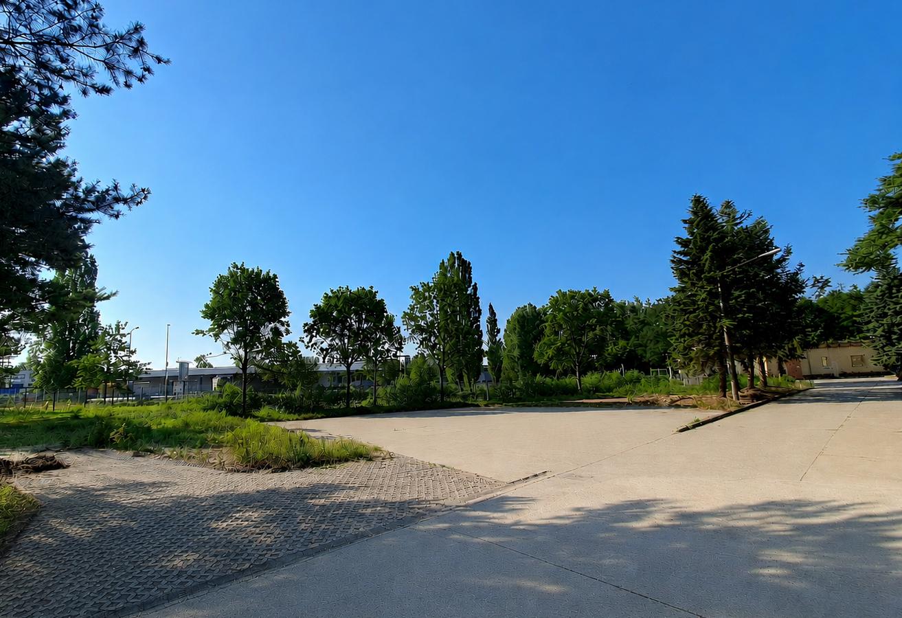 Grundstück mit Parkfläche
