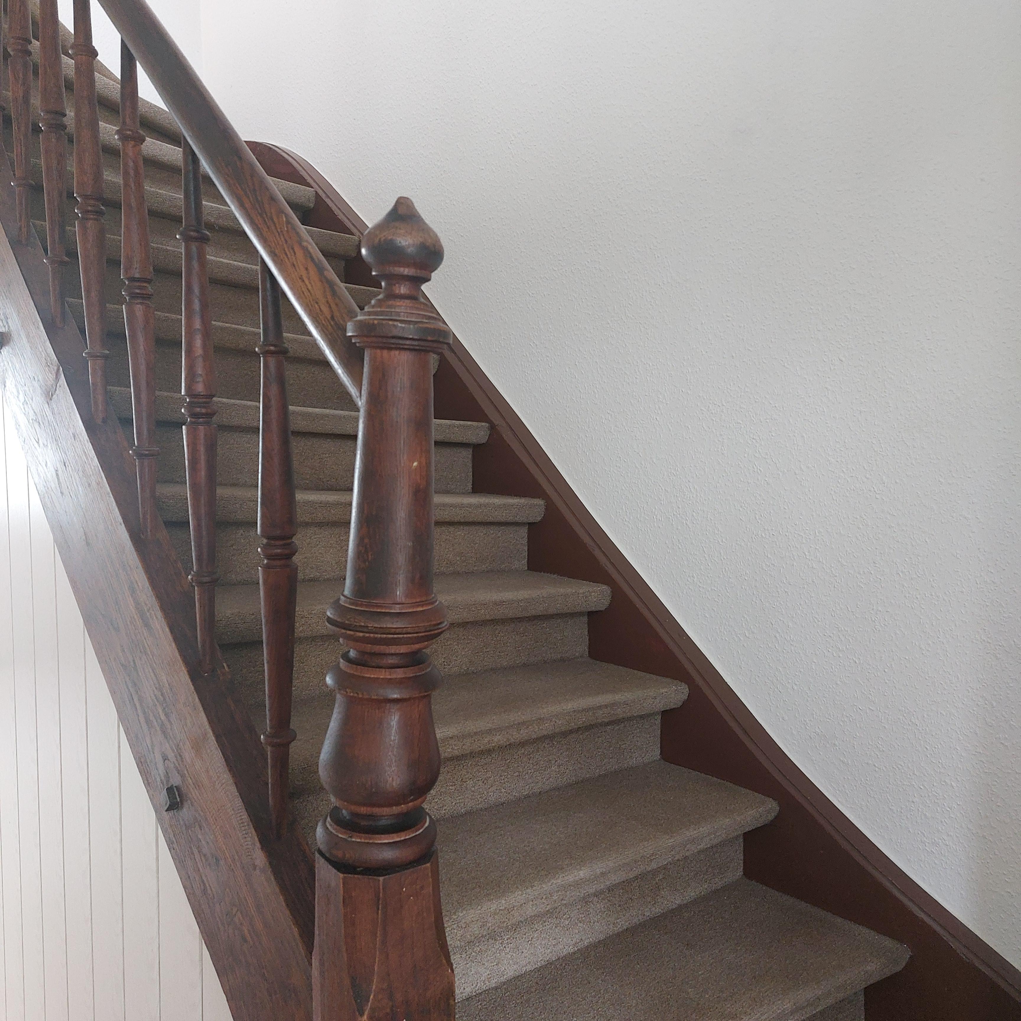 alte Holztreppe zum Obergeschoß