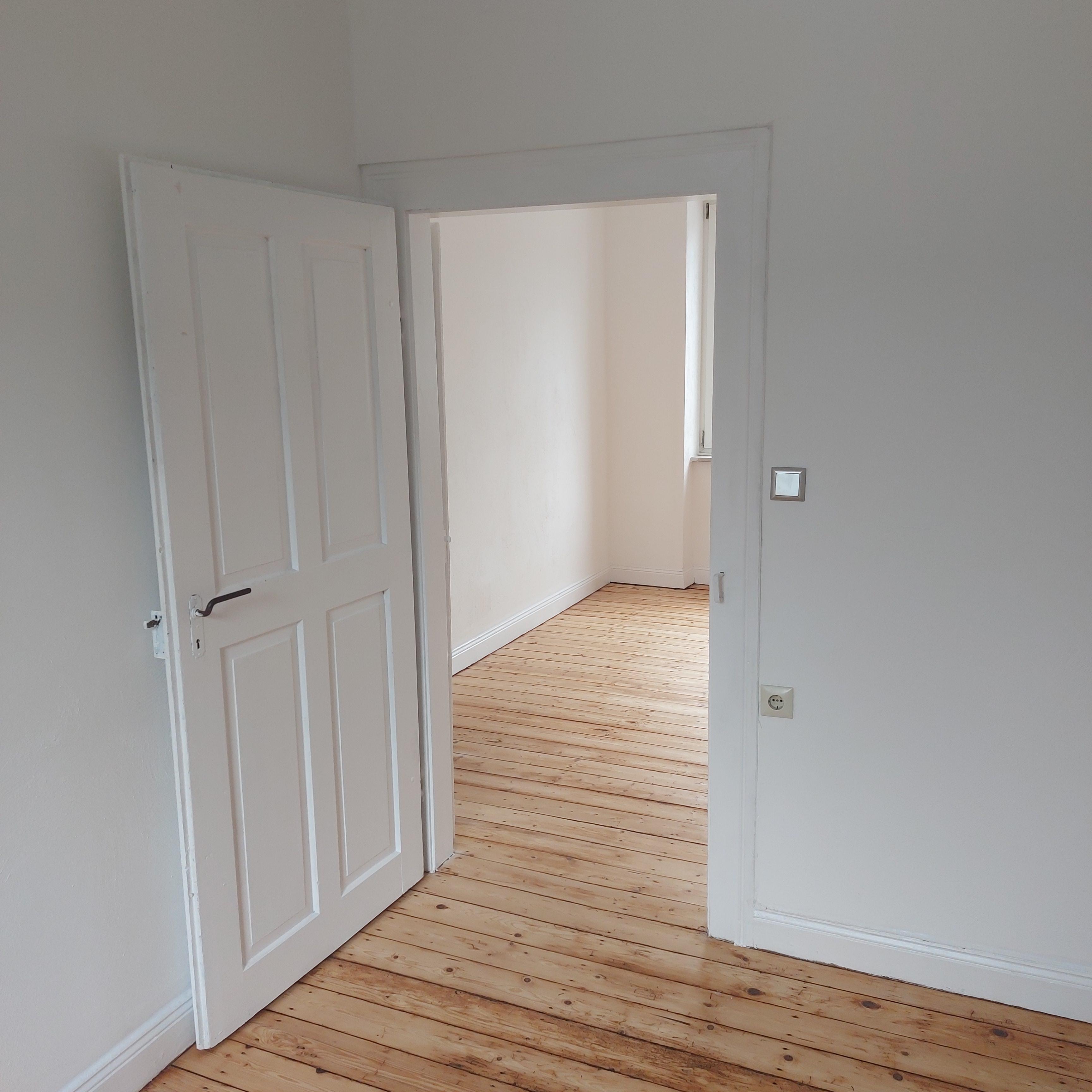 Verbindungstür zu Kinderzimmer/Ankleide o. Büro