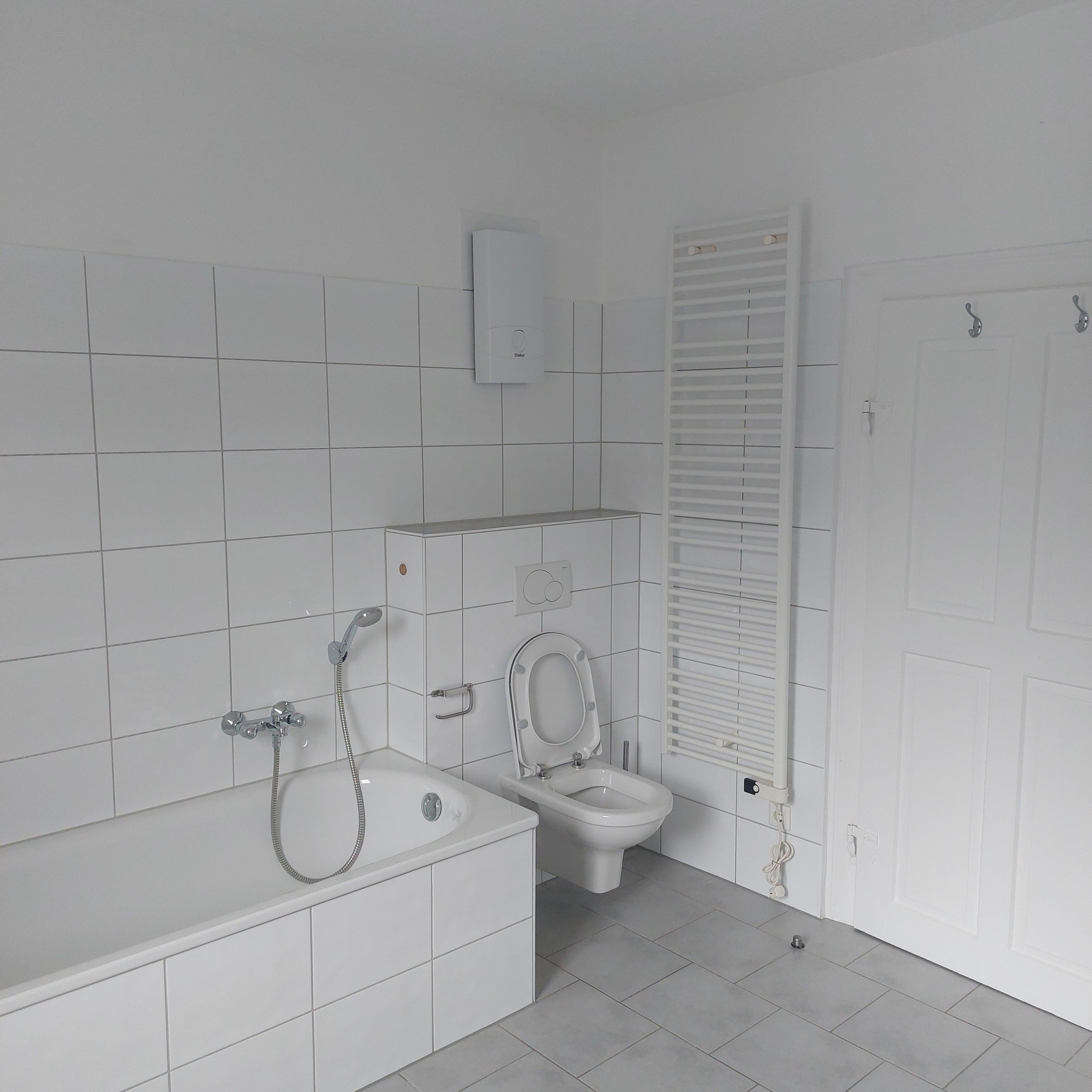 gr. Bad mit Dusche, Wanne u. WC, Fenster
