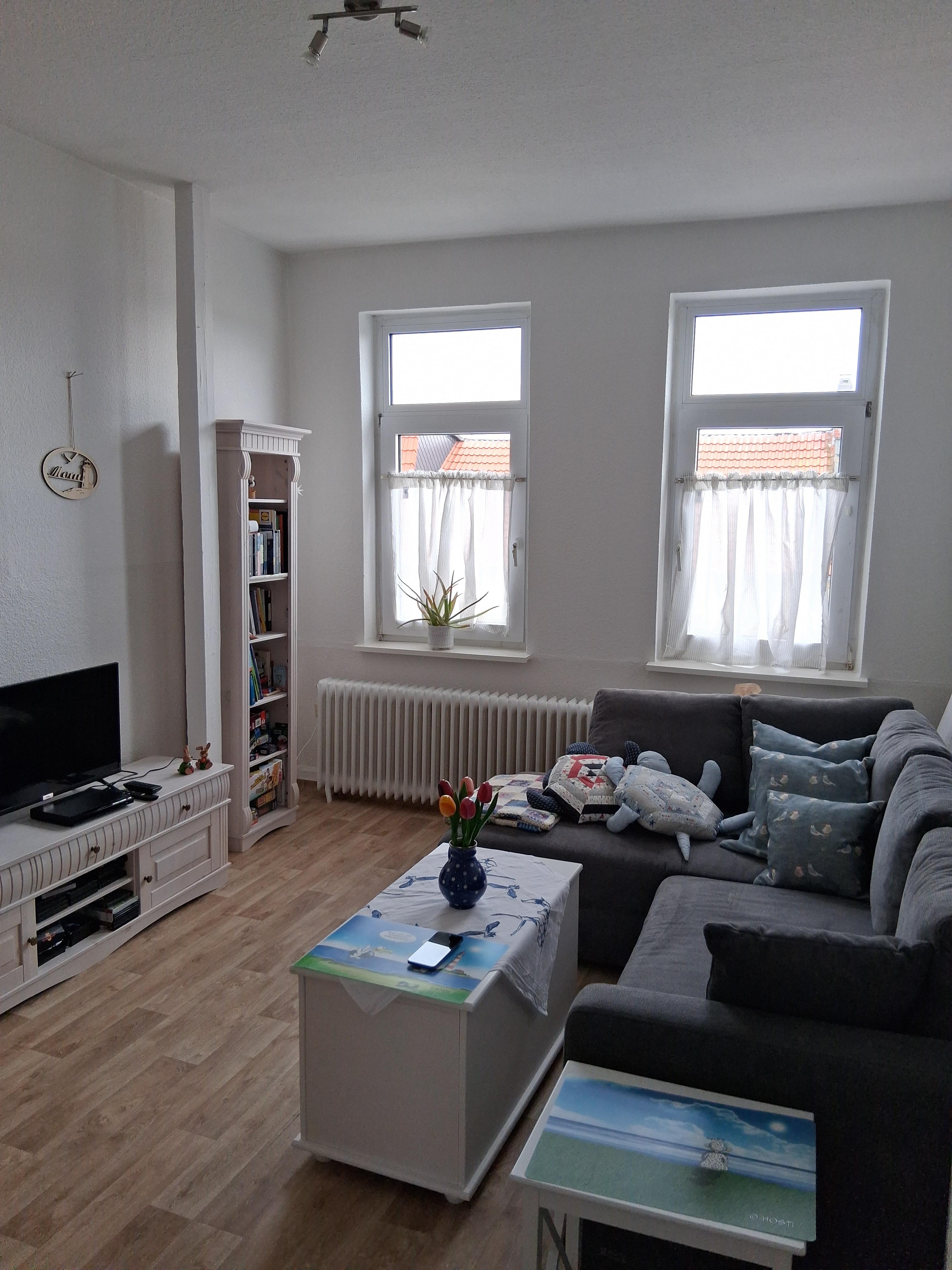 Wohnzimmer zum Fenster hin.jpg