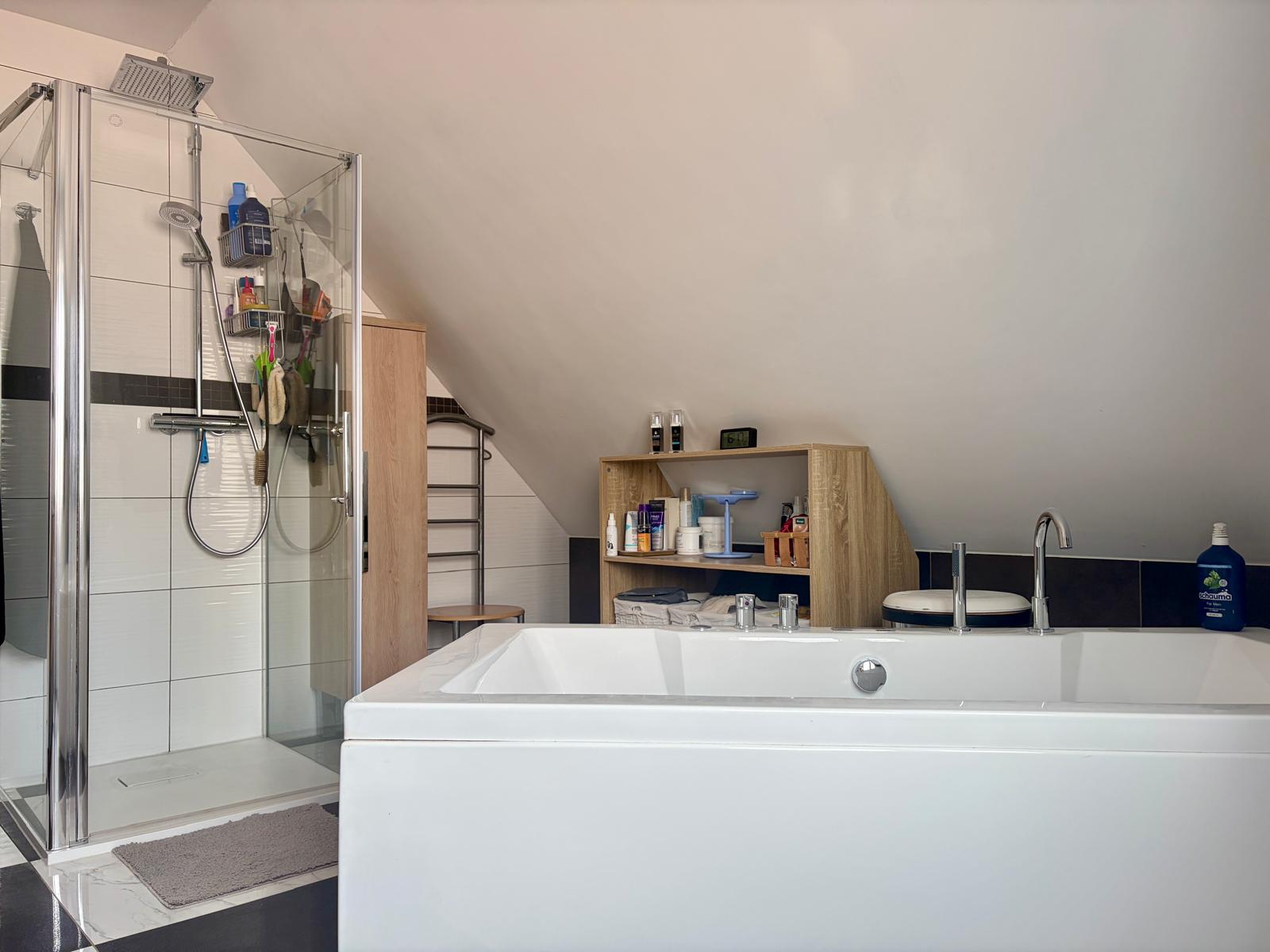 Dusche und Wanne.JPG