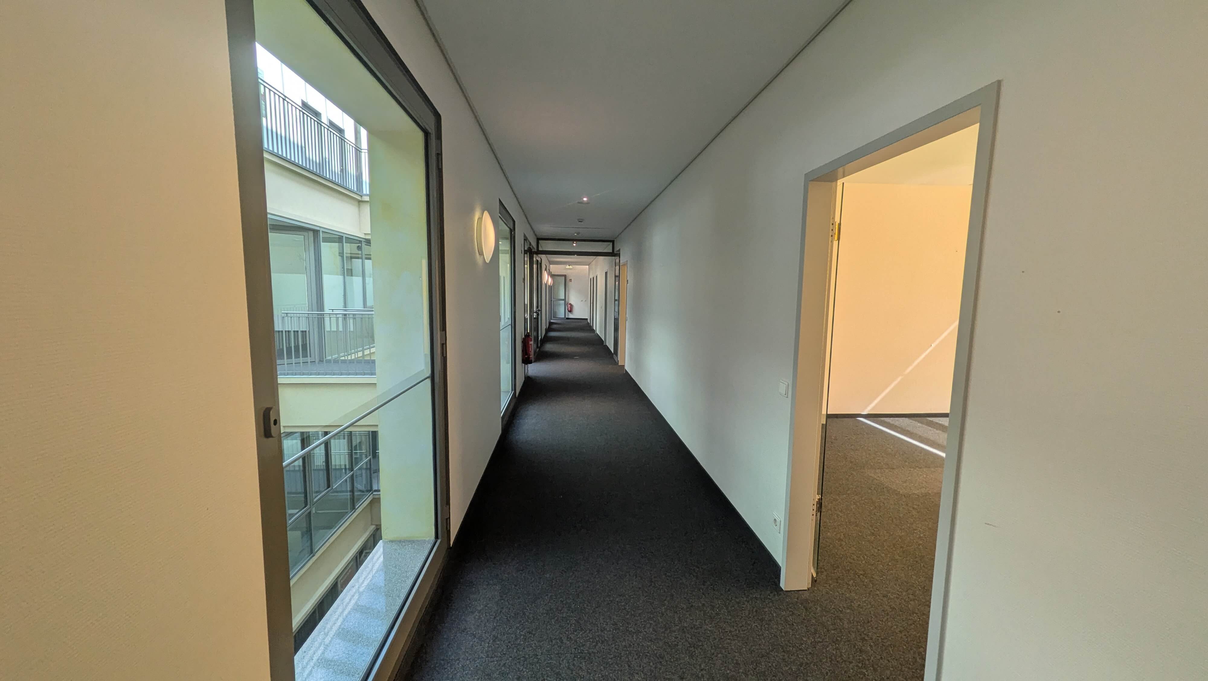 grosszuegige-flurflaeche-buero-mediapark.jpg
