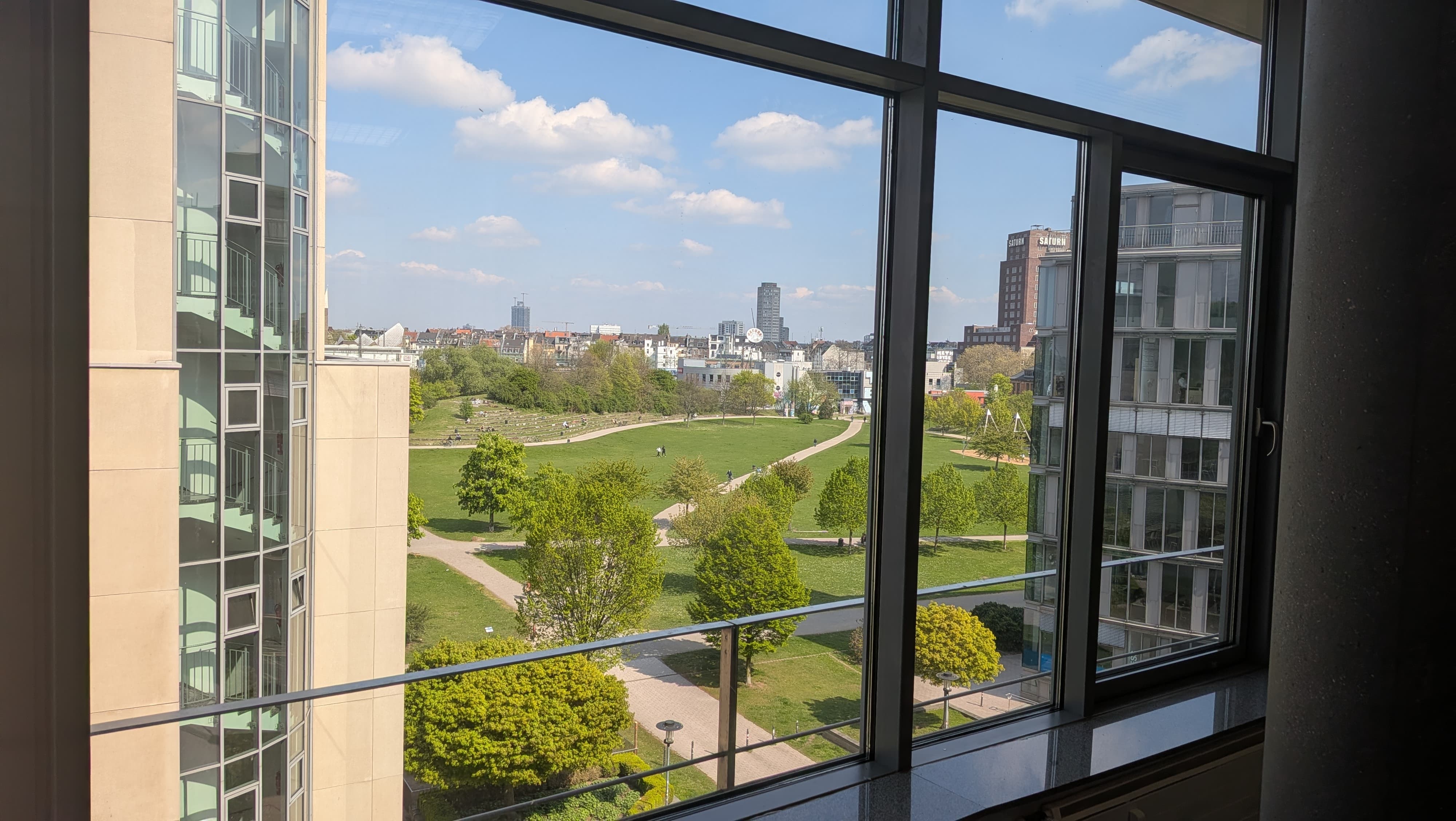 buero-ausblick-mediapark-koeln-parkseite.jpg