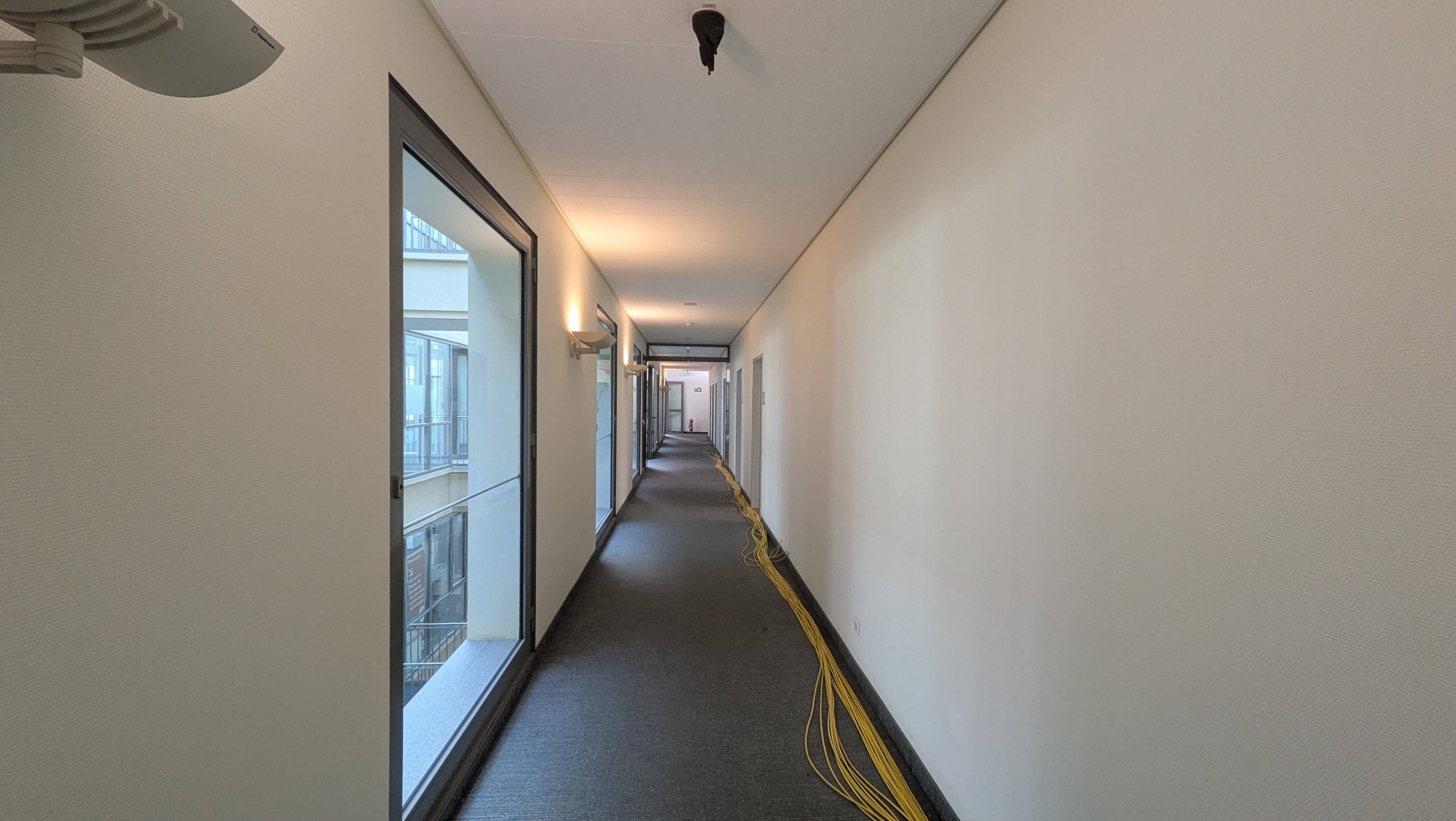 buero-infrastruktur-doppelboden-verkabelung.jpg