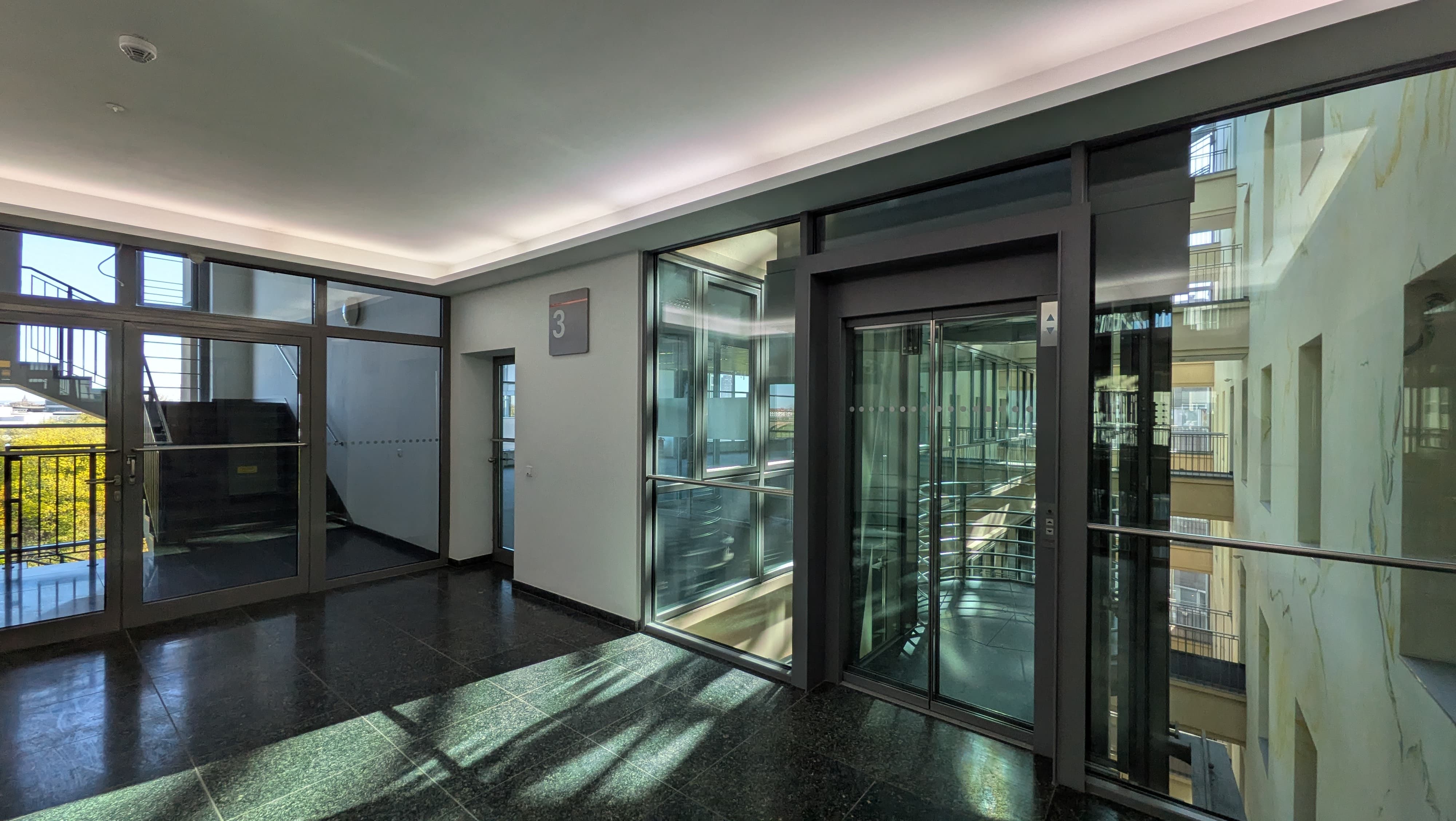 repraesentativer-eingang-aufzug-mediapark-5.jpg