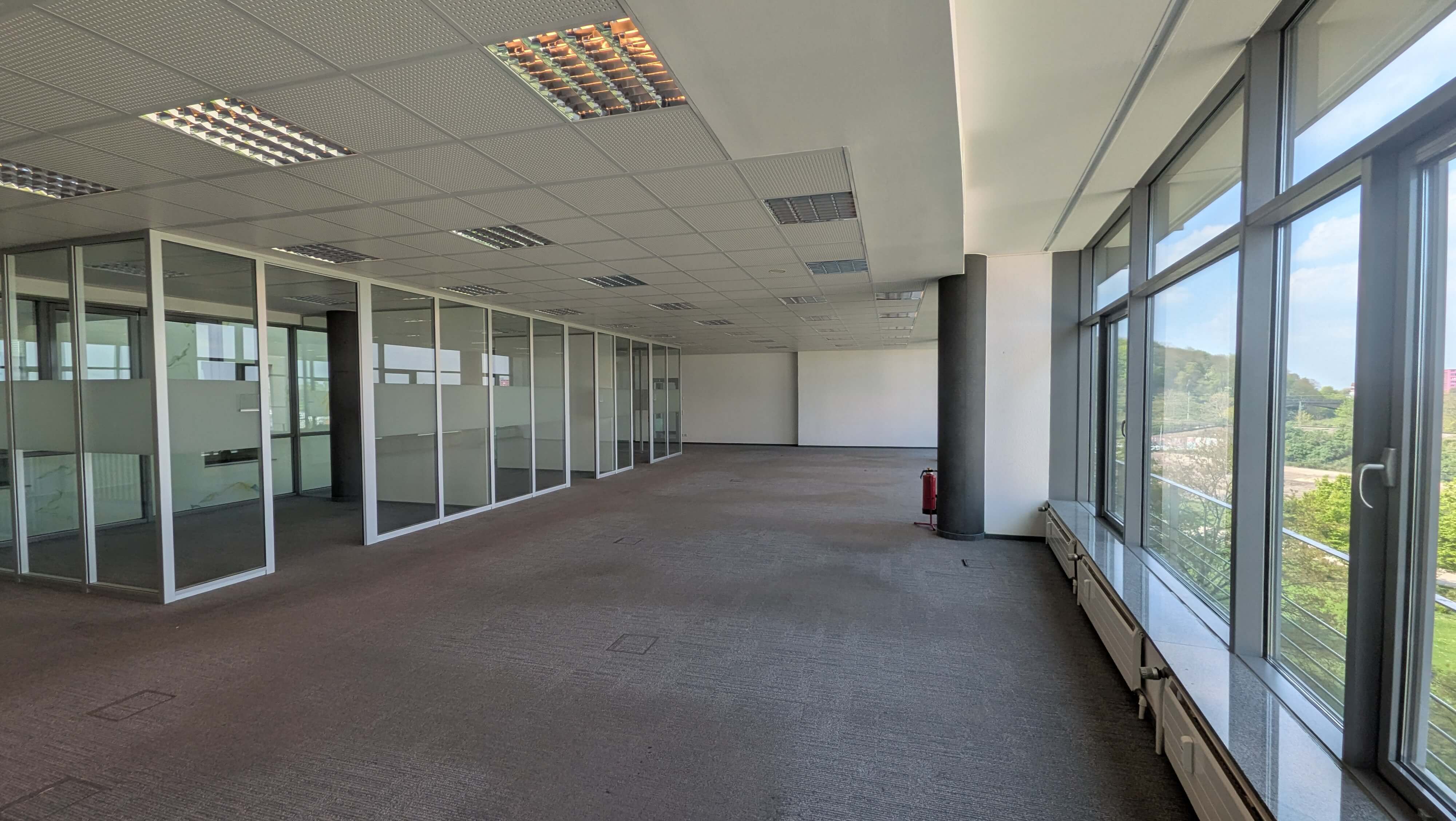 moderne-bueroflaeche-koeln-mediapark-glastrenwaende.jpg
