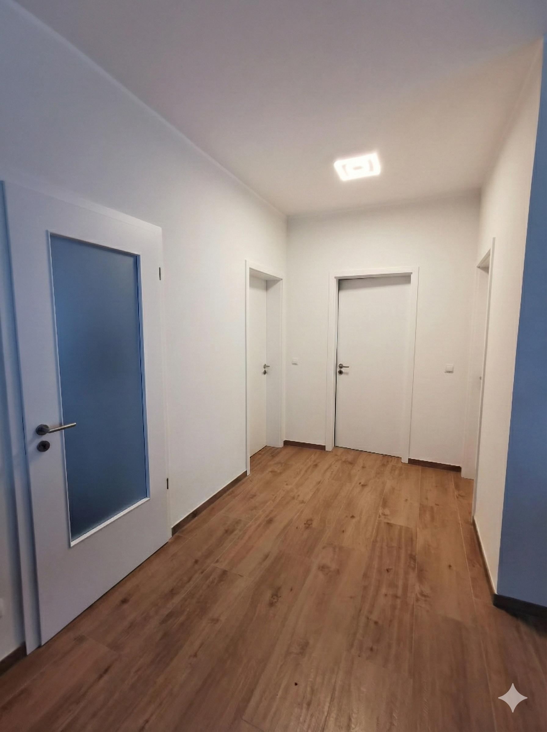 Wohnzimmer Zugang Bad, HWR und Schlafzimmer.jpg