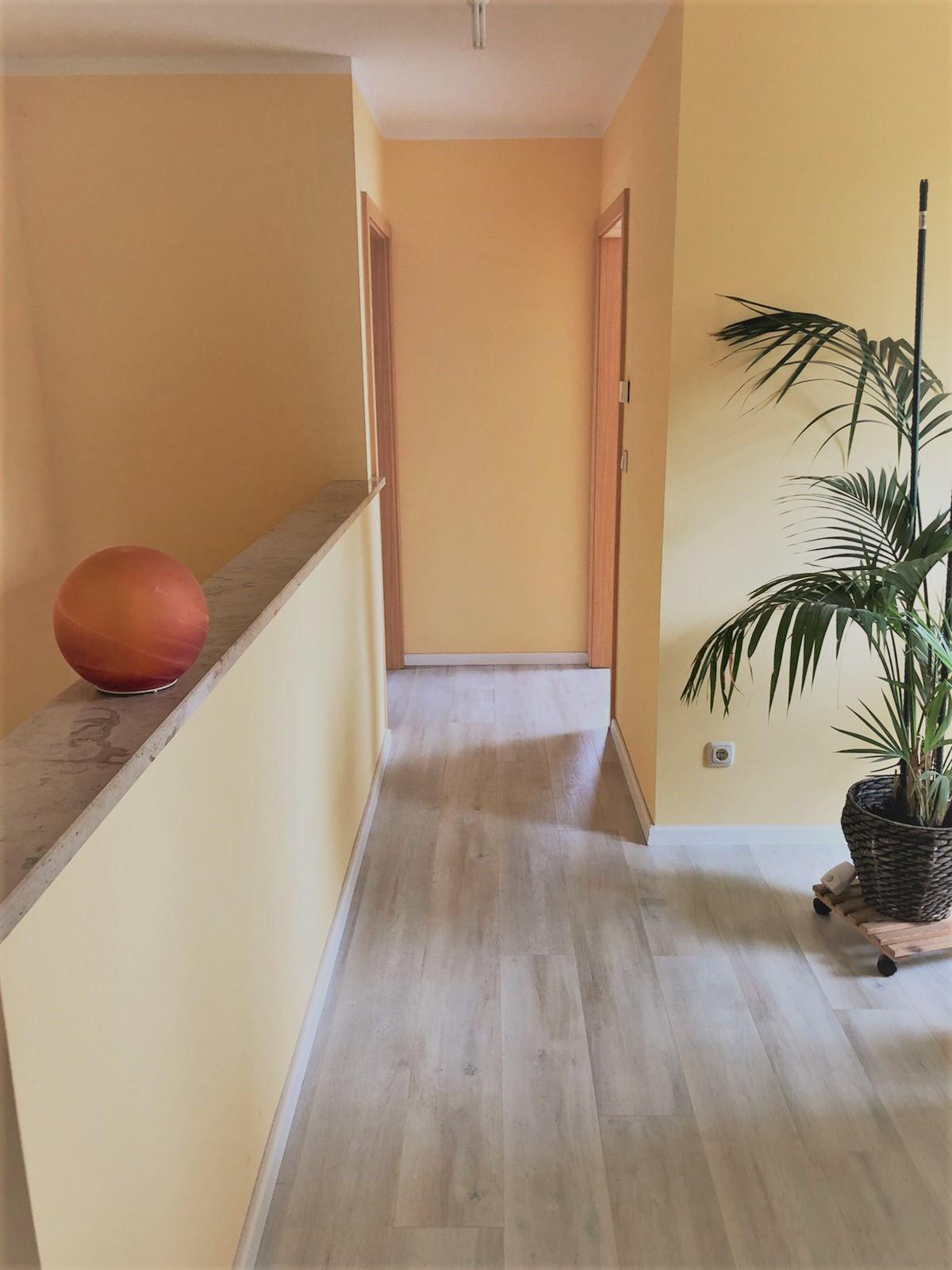 Flur OG mit Galerie und Zugang zu den beiden Kinder-/Gästezimmern 