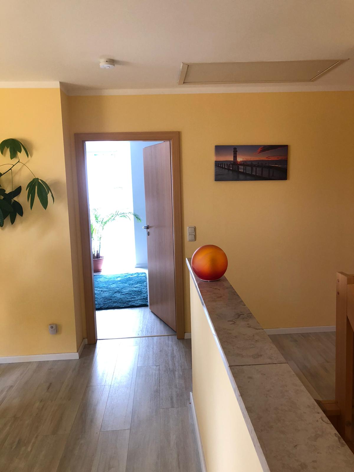 Treppenaufgang Flur OG mit Blick zum großen Schlafzimmer mit Bad und Ankleide
