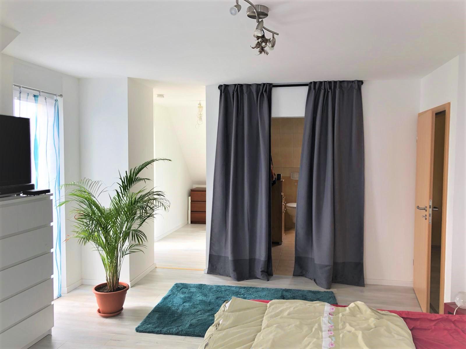 Blick vom großen Schlafzimmer OG zum Bad sowie zur Ankleide = zusätzlich 1/2 Zimmer