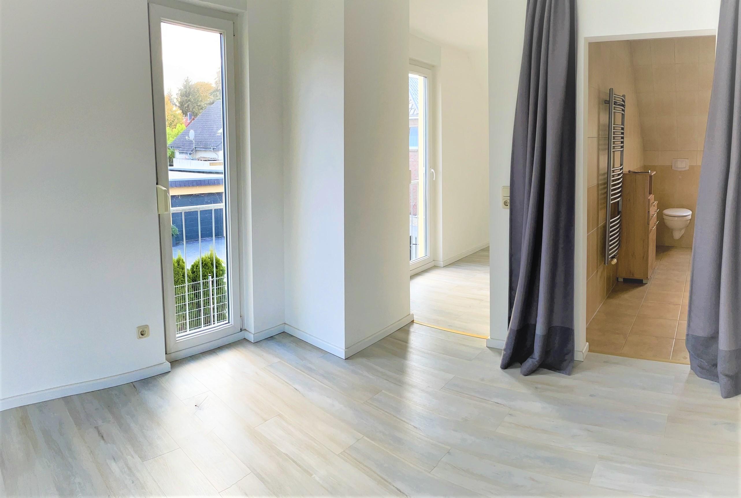 großes Schlafzimmer OG mit Bad und Ankleide 