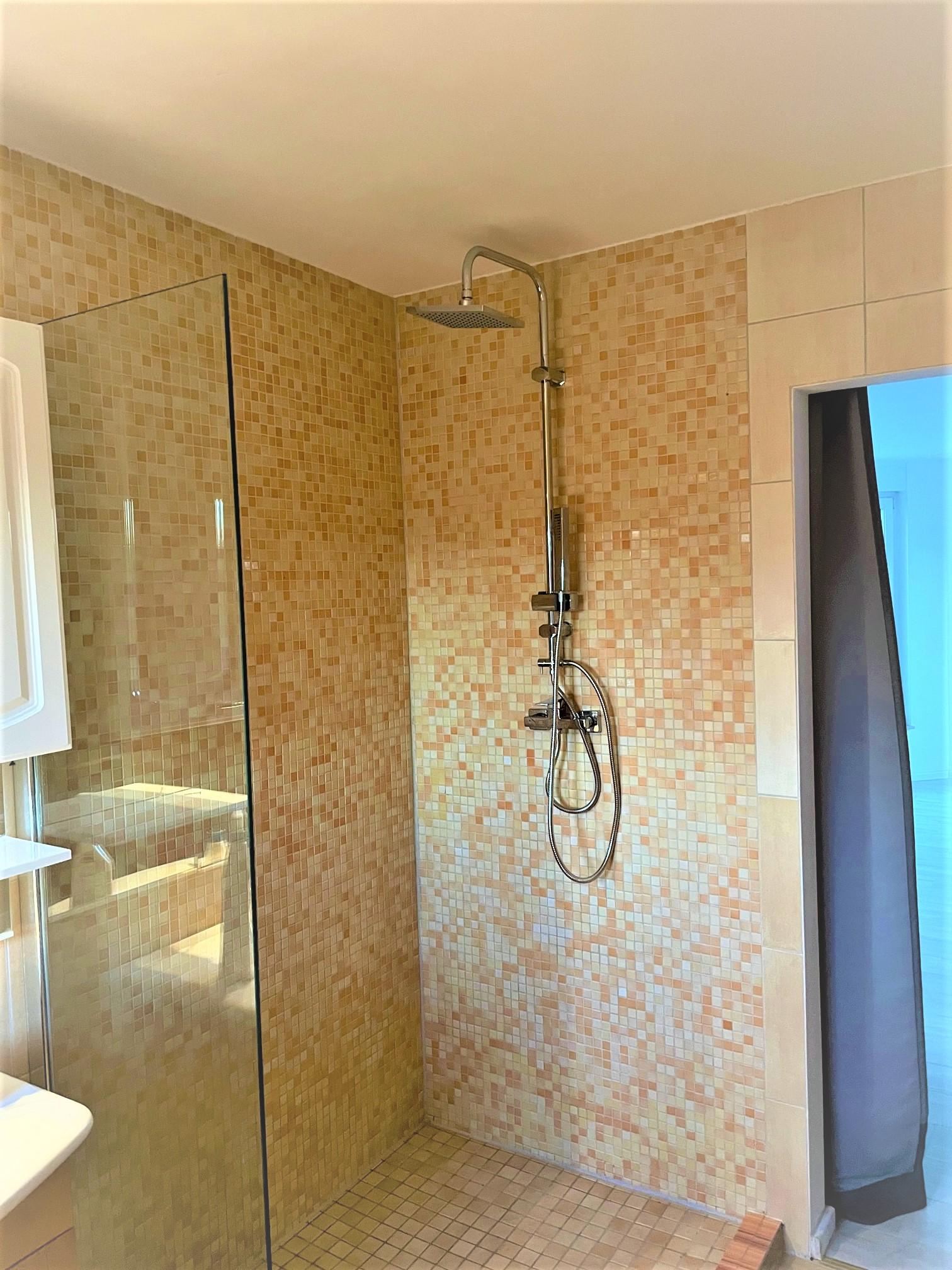 Regendusche Masterbad großes Schlafzimmer