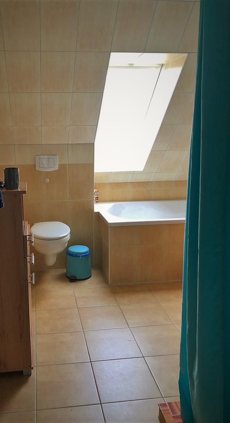 Blick vom Schlafzimmer ins große Bad