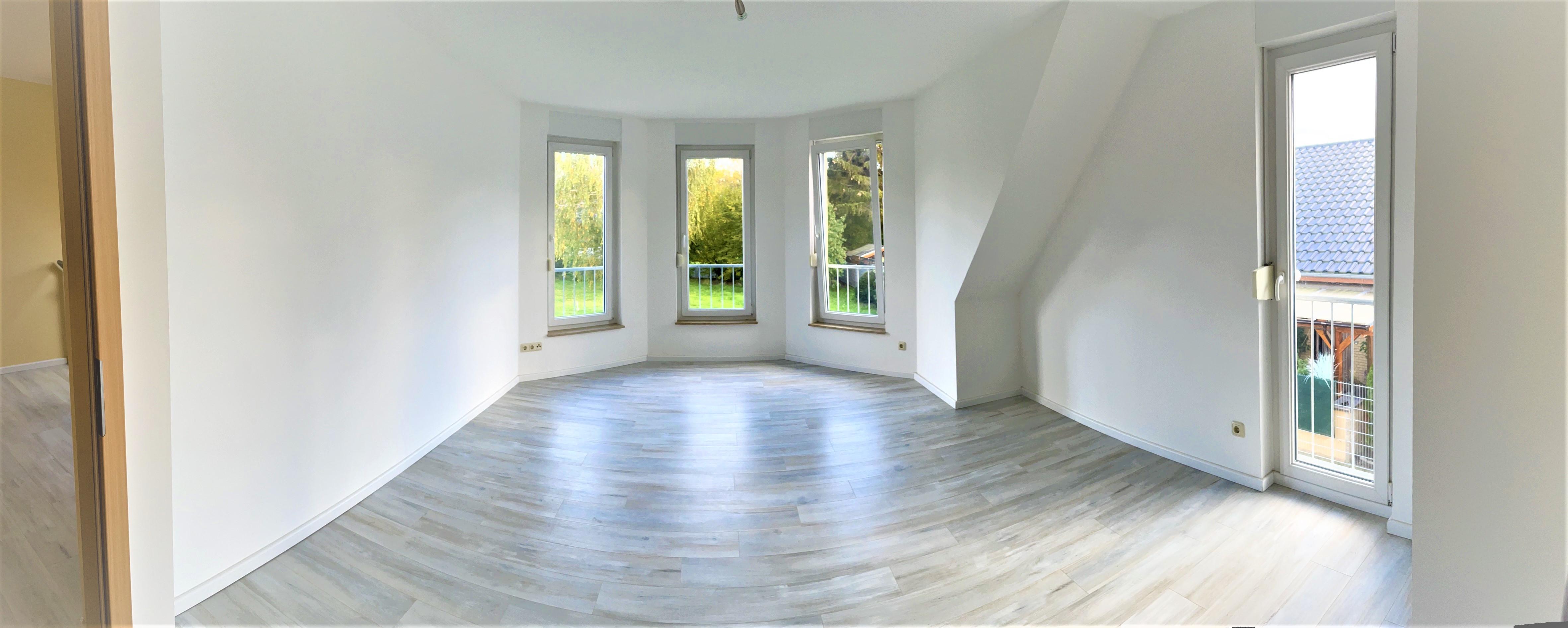 großes helles Schlafzimmer 1. OG mit Grünblick.jpg