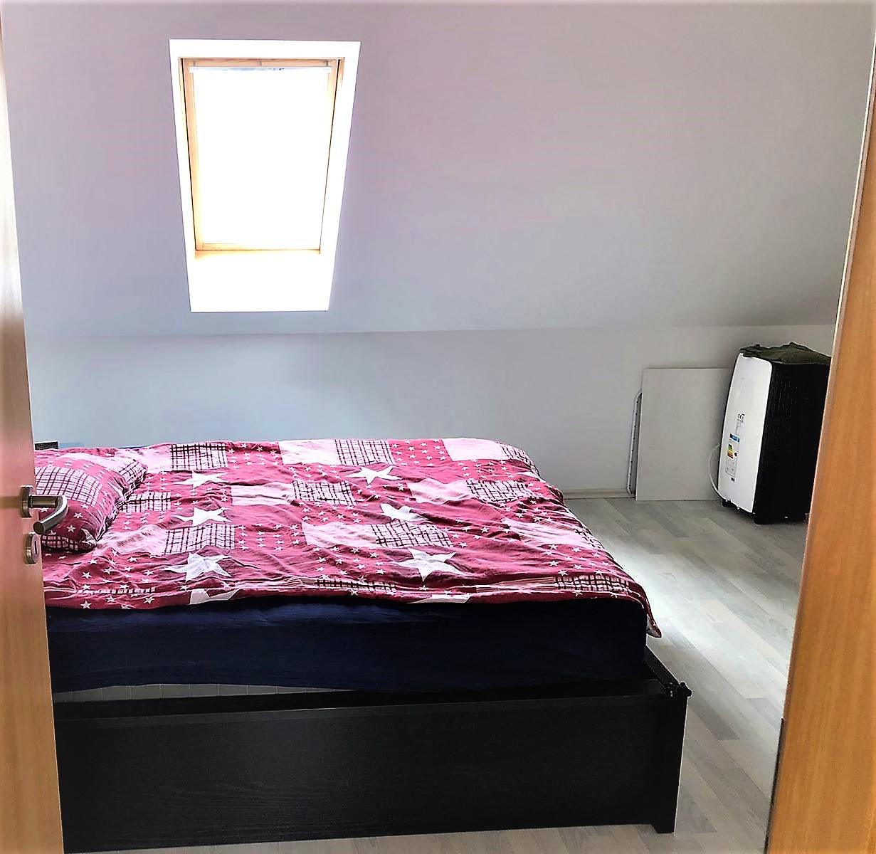 2. Kinder-Gästezimmer , OG. mit Blick in den Vorgarten, 2. Fenster Blick zum Teich der Nachbarn