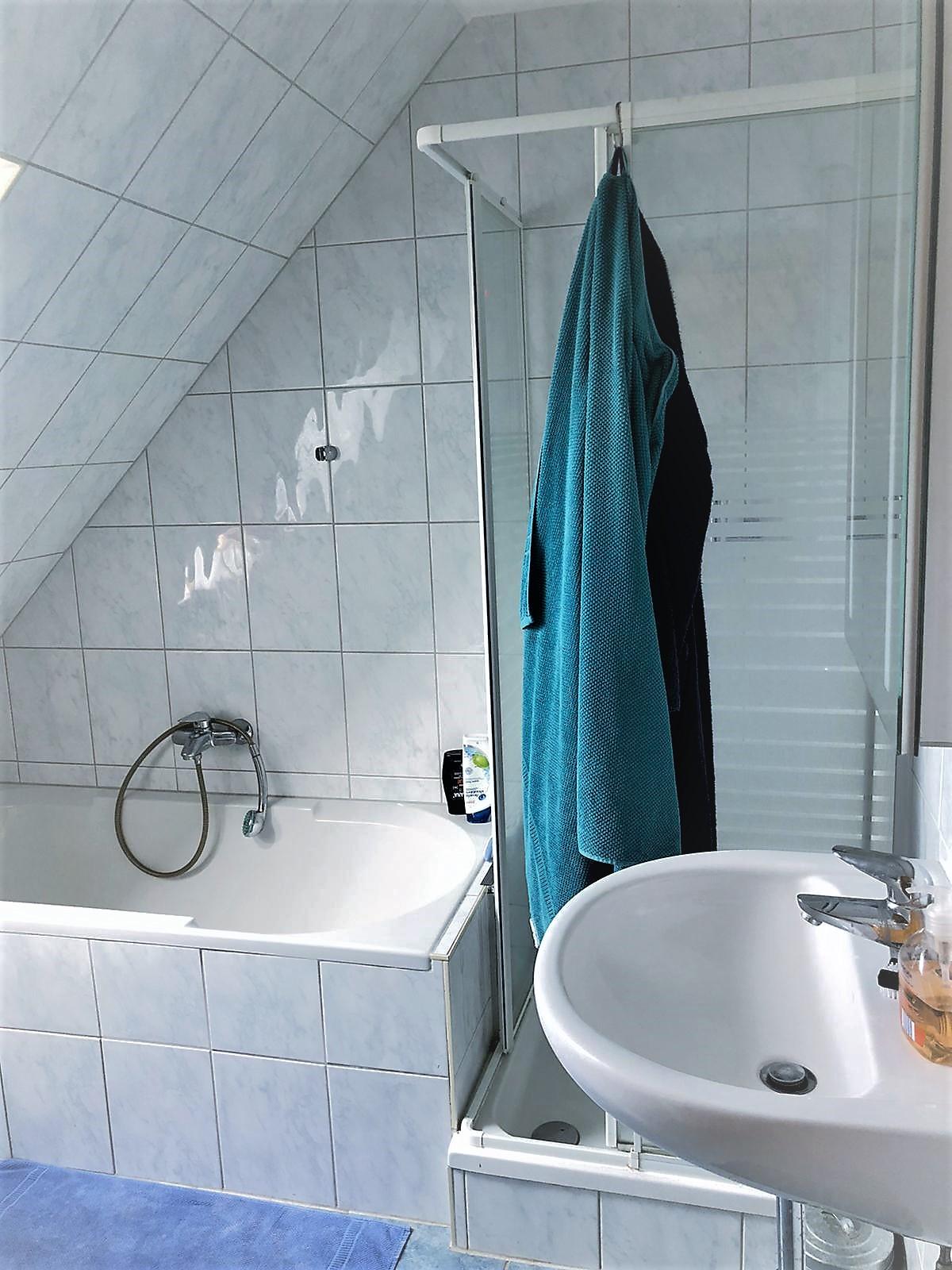 kleines Vollbad mit Dusche und Wanne im OG (Kinder-/Gätebad etc.)