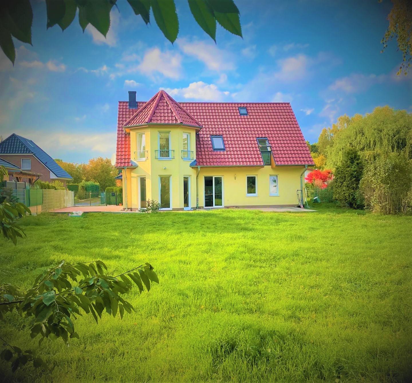 Blick vom Garten zum Haus