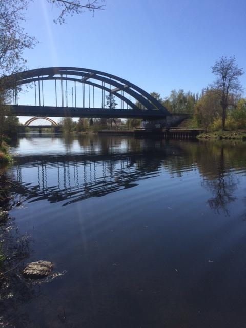 Havelkanal von Brücken überspannt in der Abenddämmerung