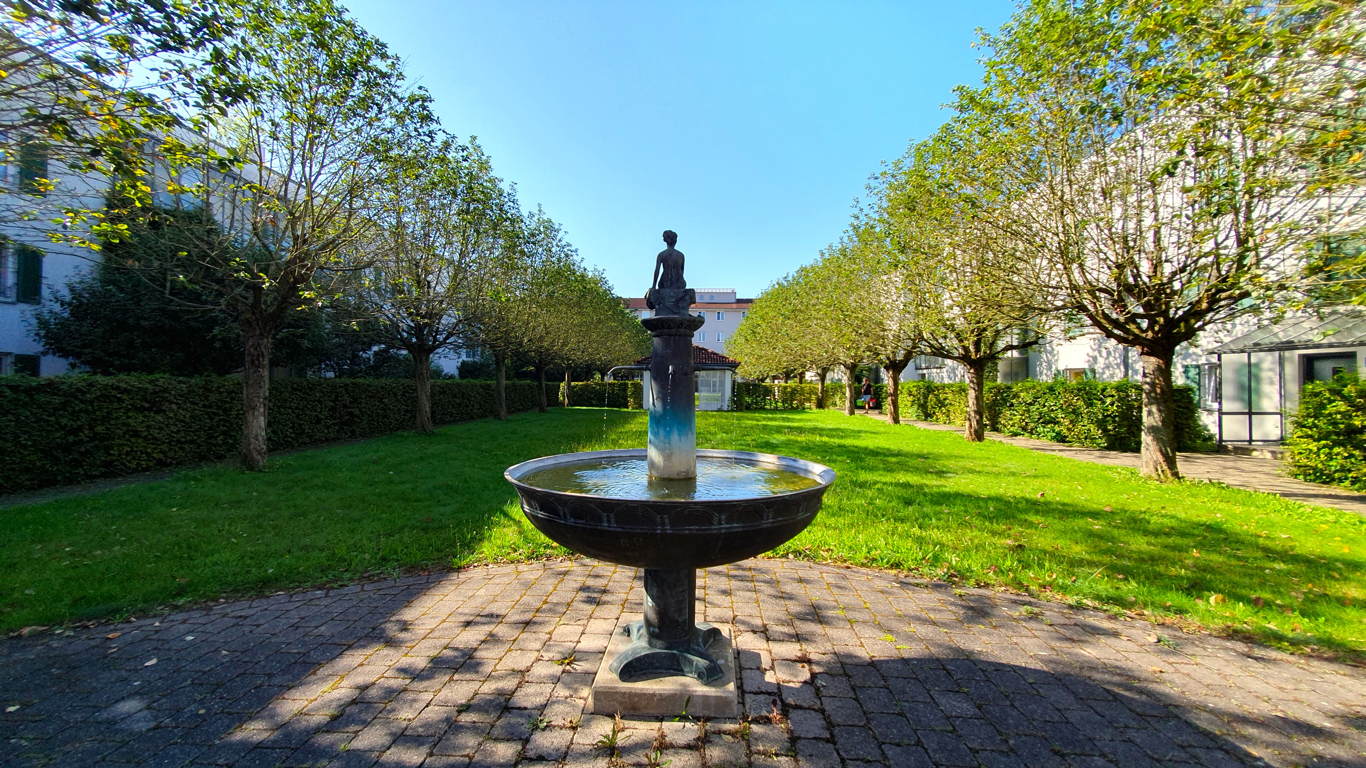 Parkähnliche Anlage - mit dem beruhigenden Brunnen im Innenhof! Wunderschön!