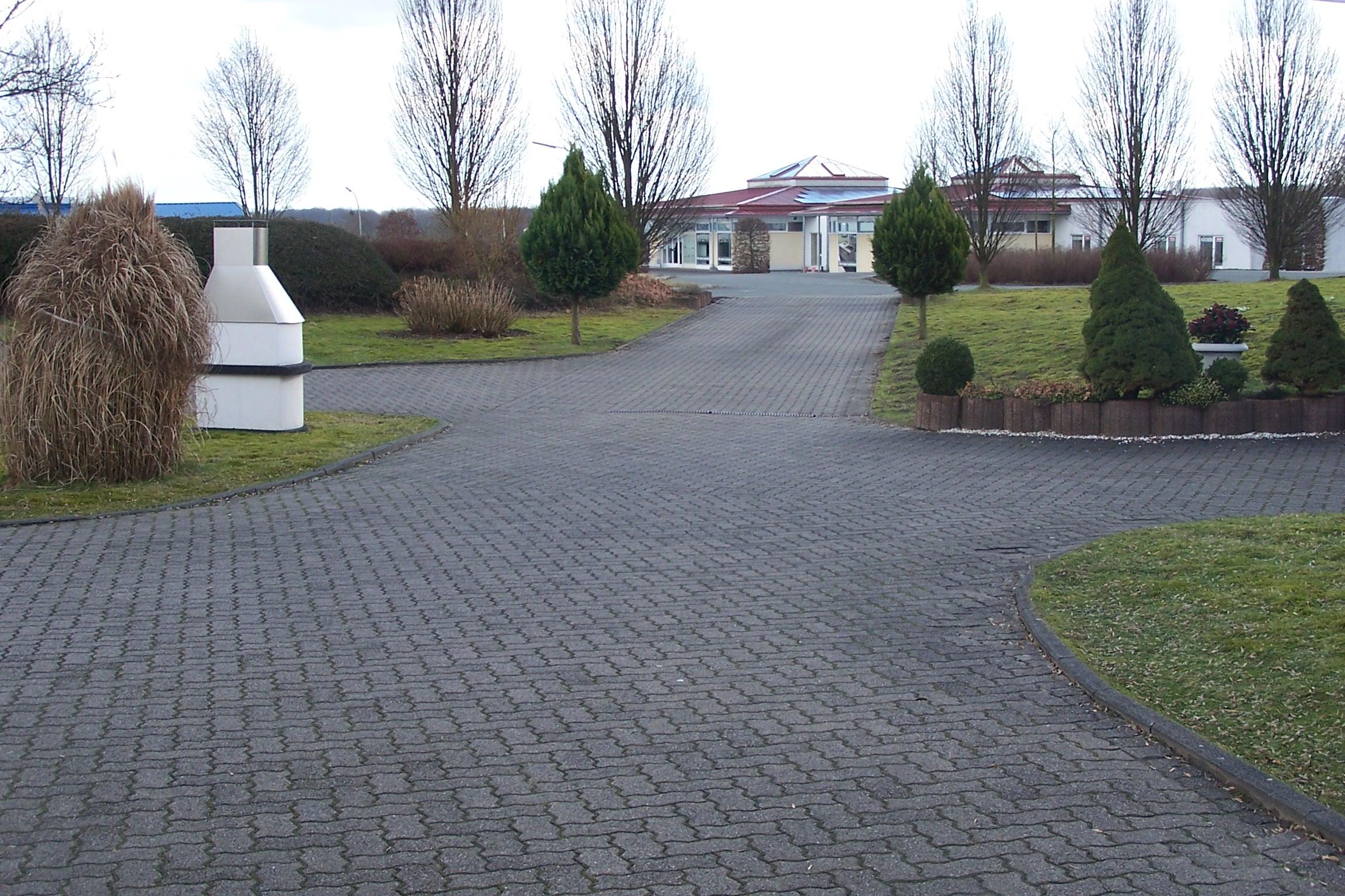 Zufahrt-Halle.jpg