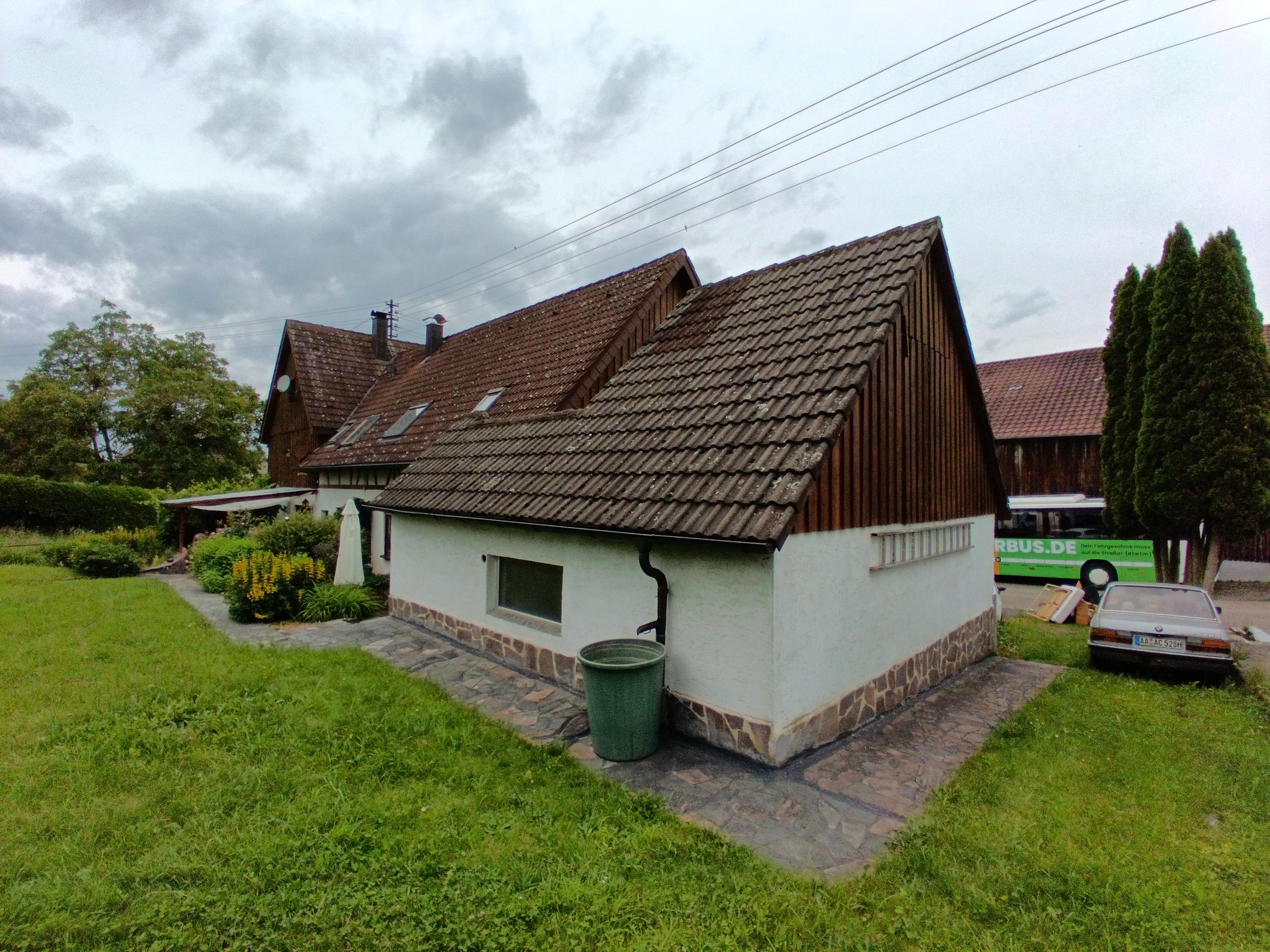 01db - Haus - Teilansicht - Süd-Ost - Doppelgarage.jpg