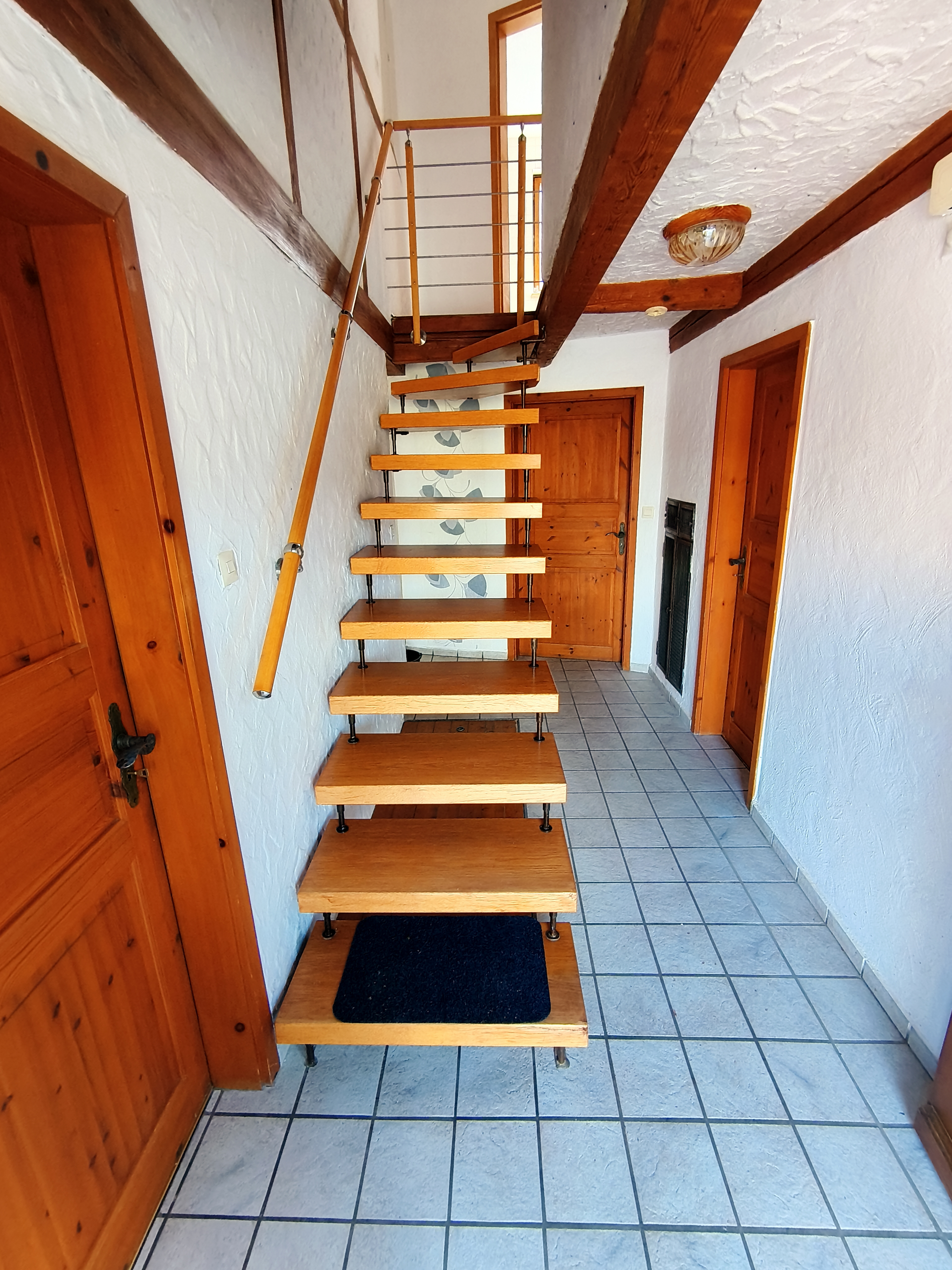 03 - Flur - Treppe - EG zum OG - 1.jpg