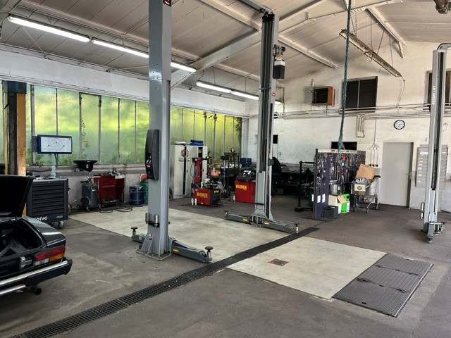 Calw Werkstatt mit Hebebühne.jpg