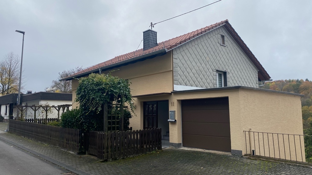 Stra?enansicht mit Garage